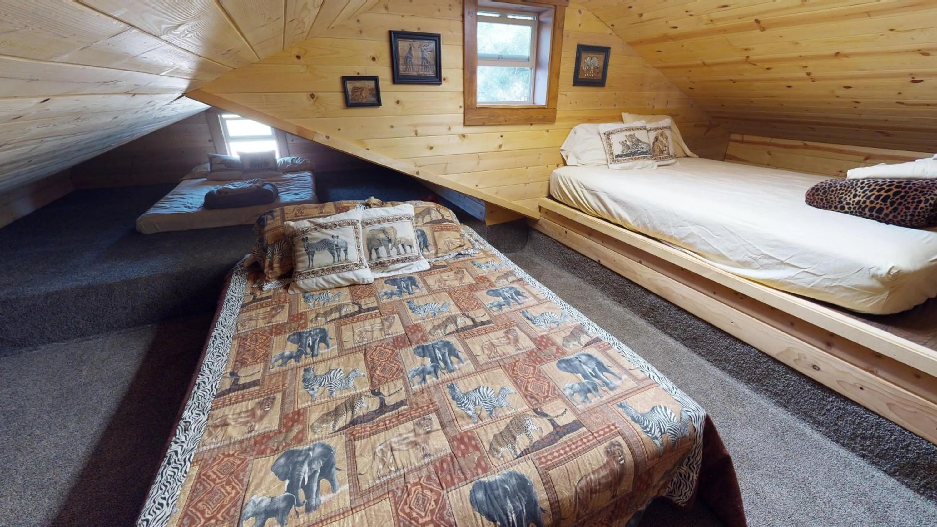 Bed in Long View Cabin, Breakfast Deck overlooking the Canyon!