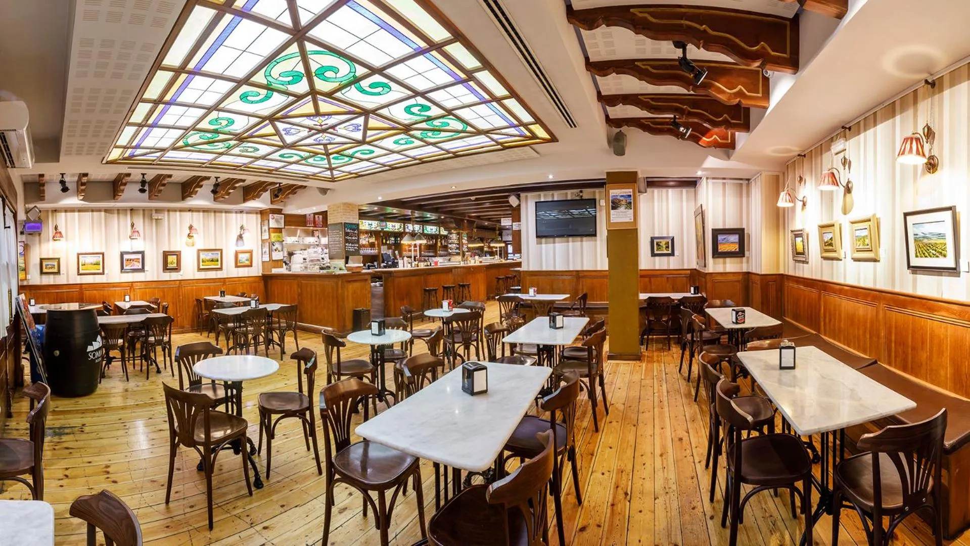 Lounge or bar in Gran Hotel Ciudad de Barbastro