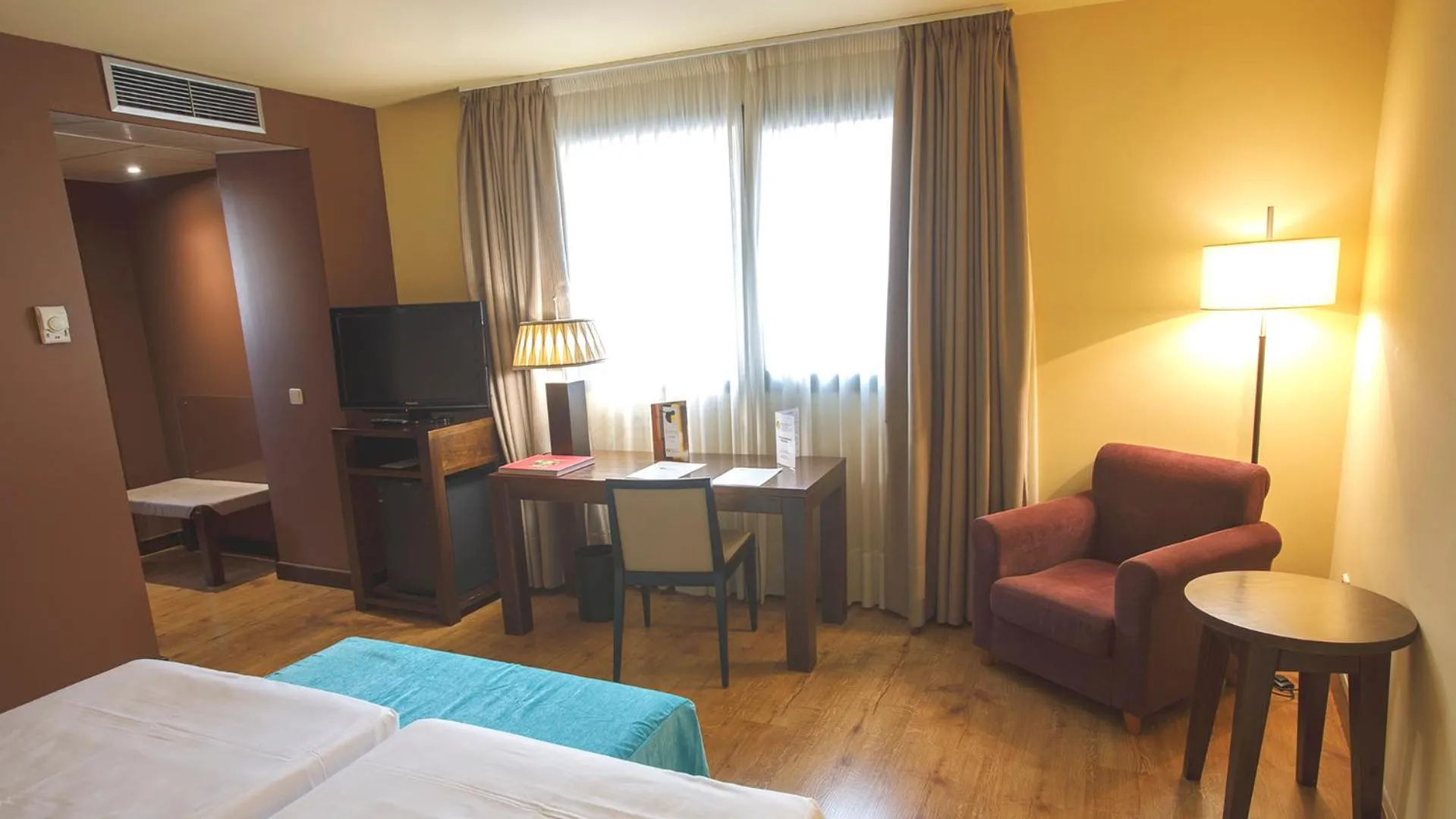 Bathroom, Bed in Gran Hotel Ciudad de Barbastro
