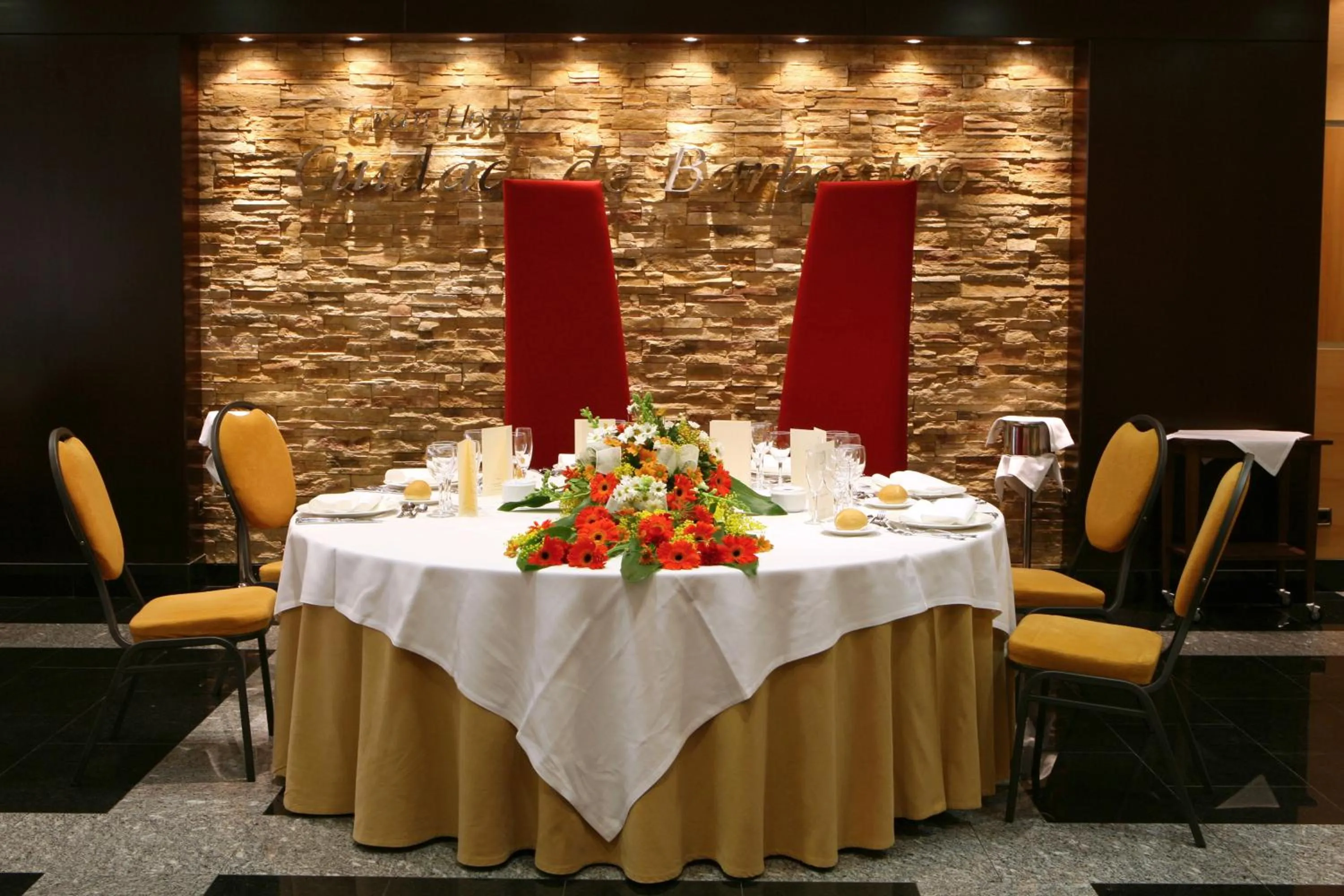 Restaurant/places to eat in Gran Hotel Ciudad de Barbastro