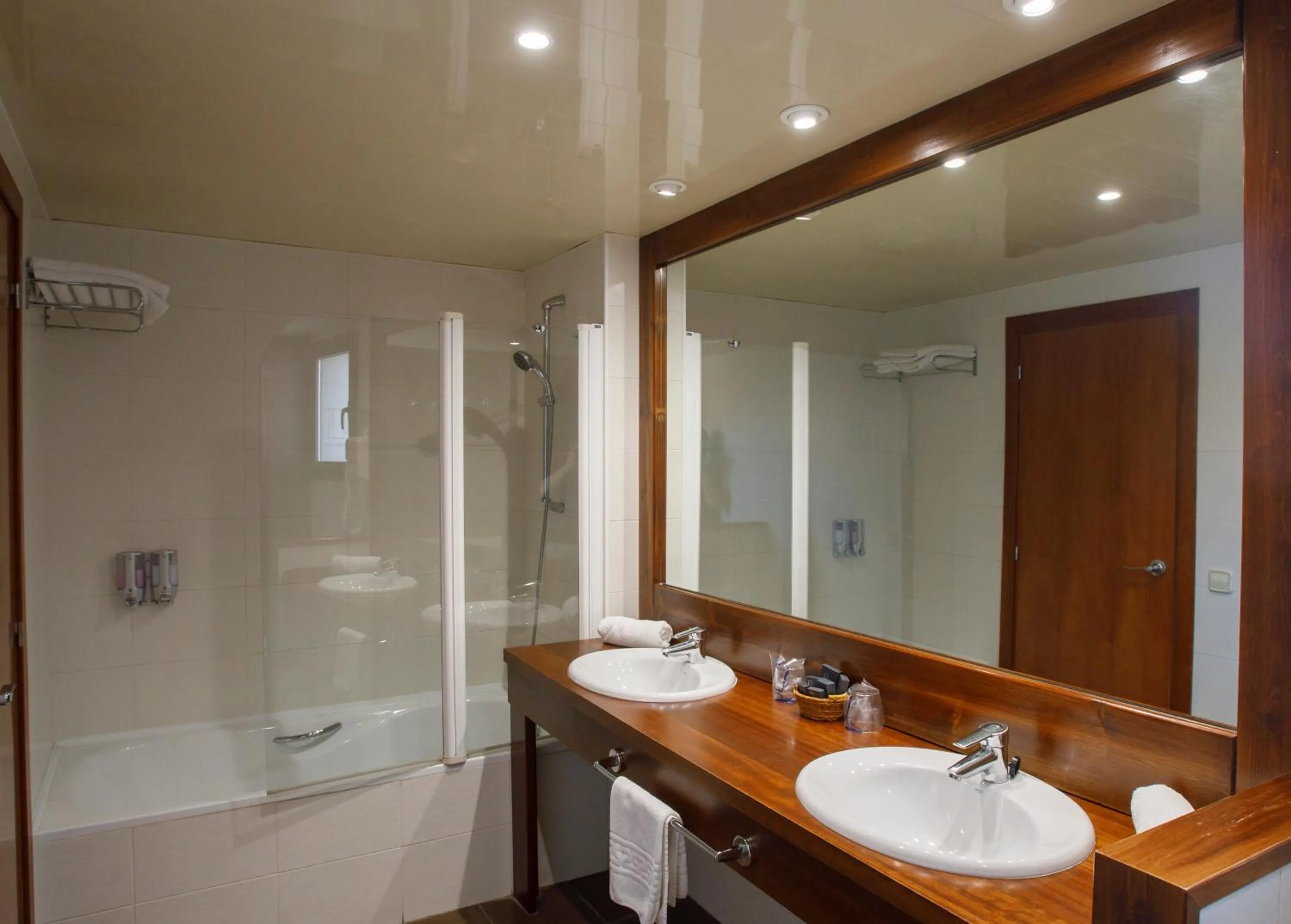 Bathroom in Gran Hotel Ciudad de Barbastro