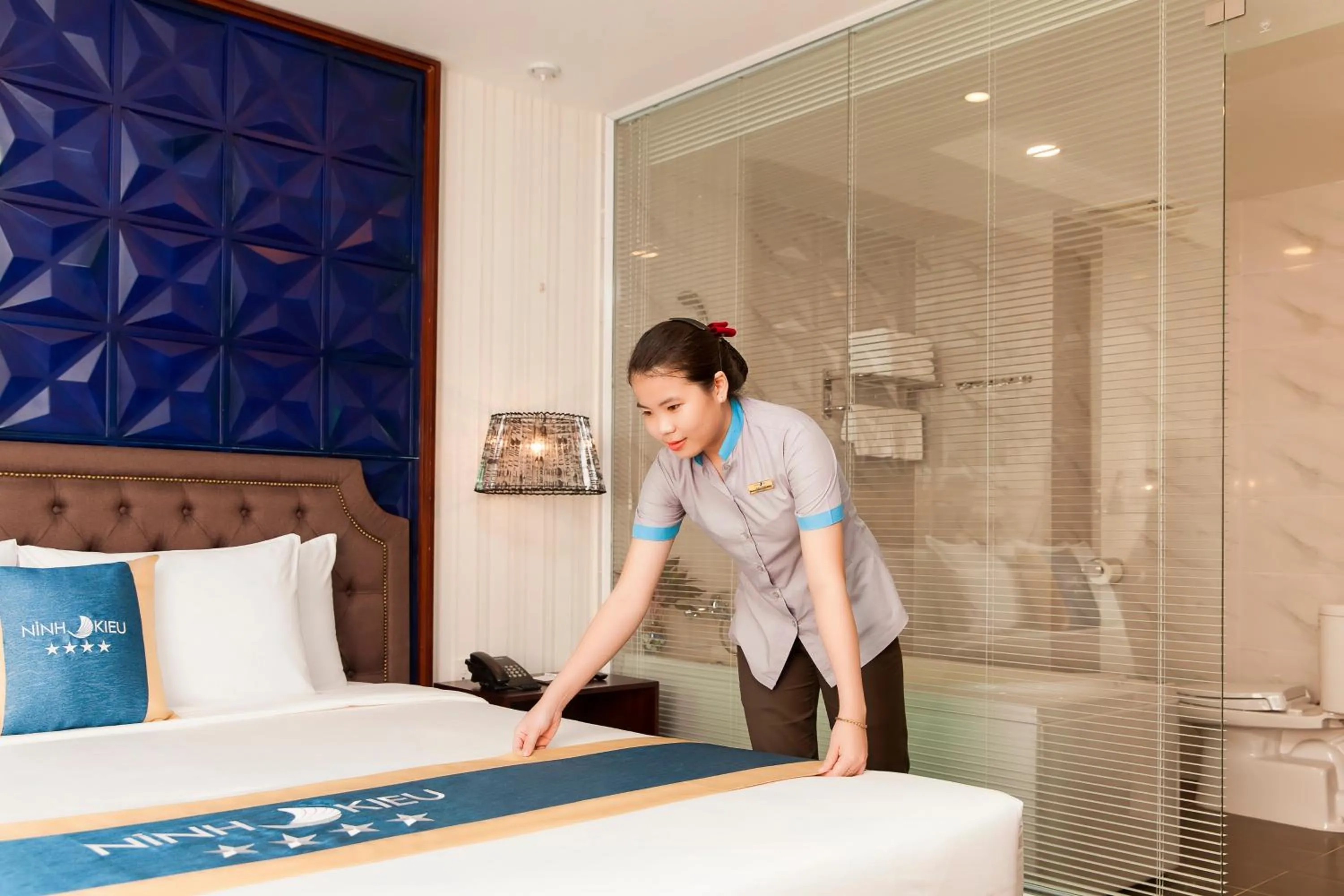 Staff, Bed in Ninh Kieu Riverside Hotel