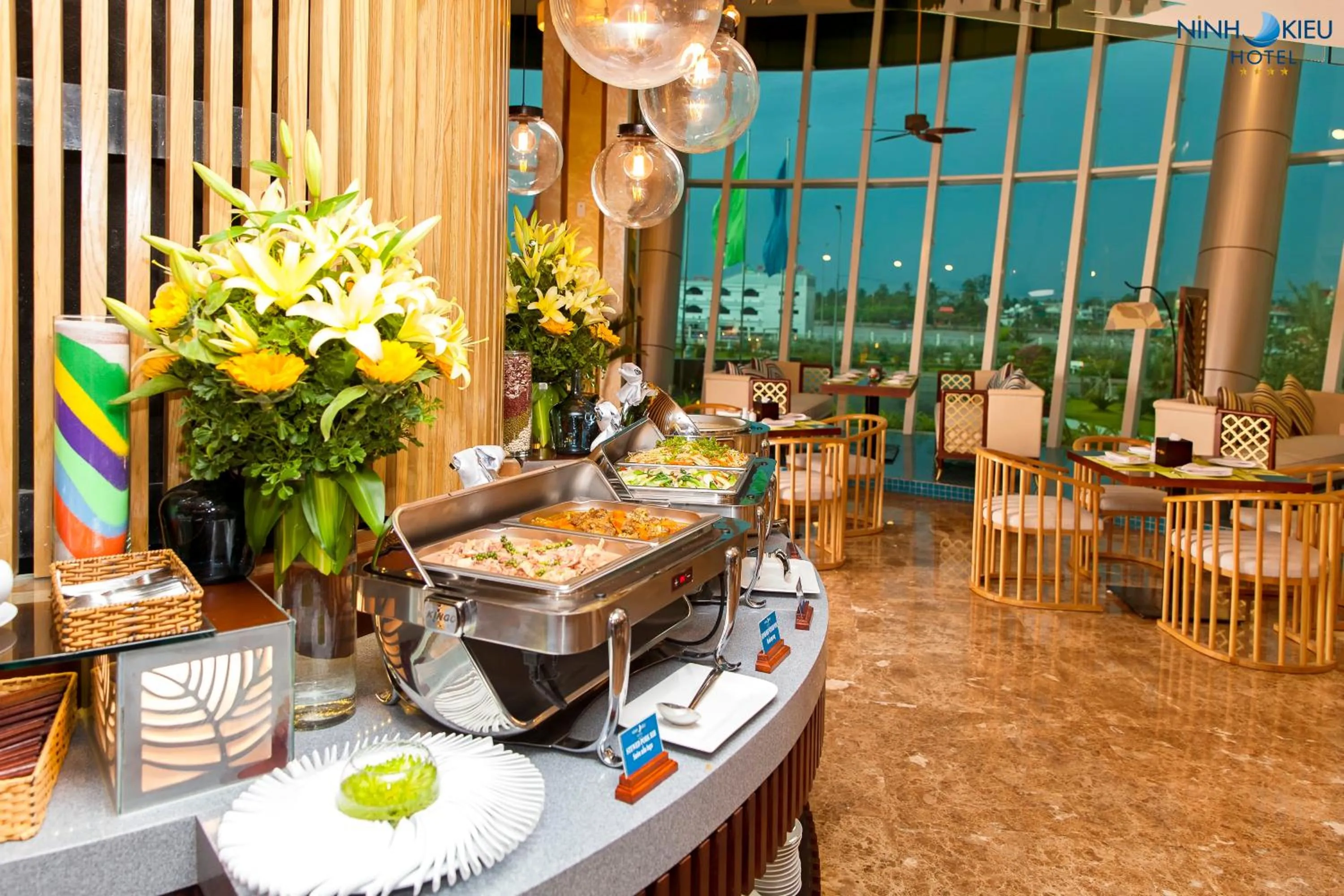 Restaurant/places to eat in Ninh Kieu Riverside Hotel