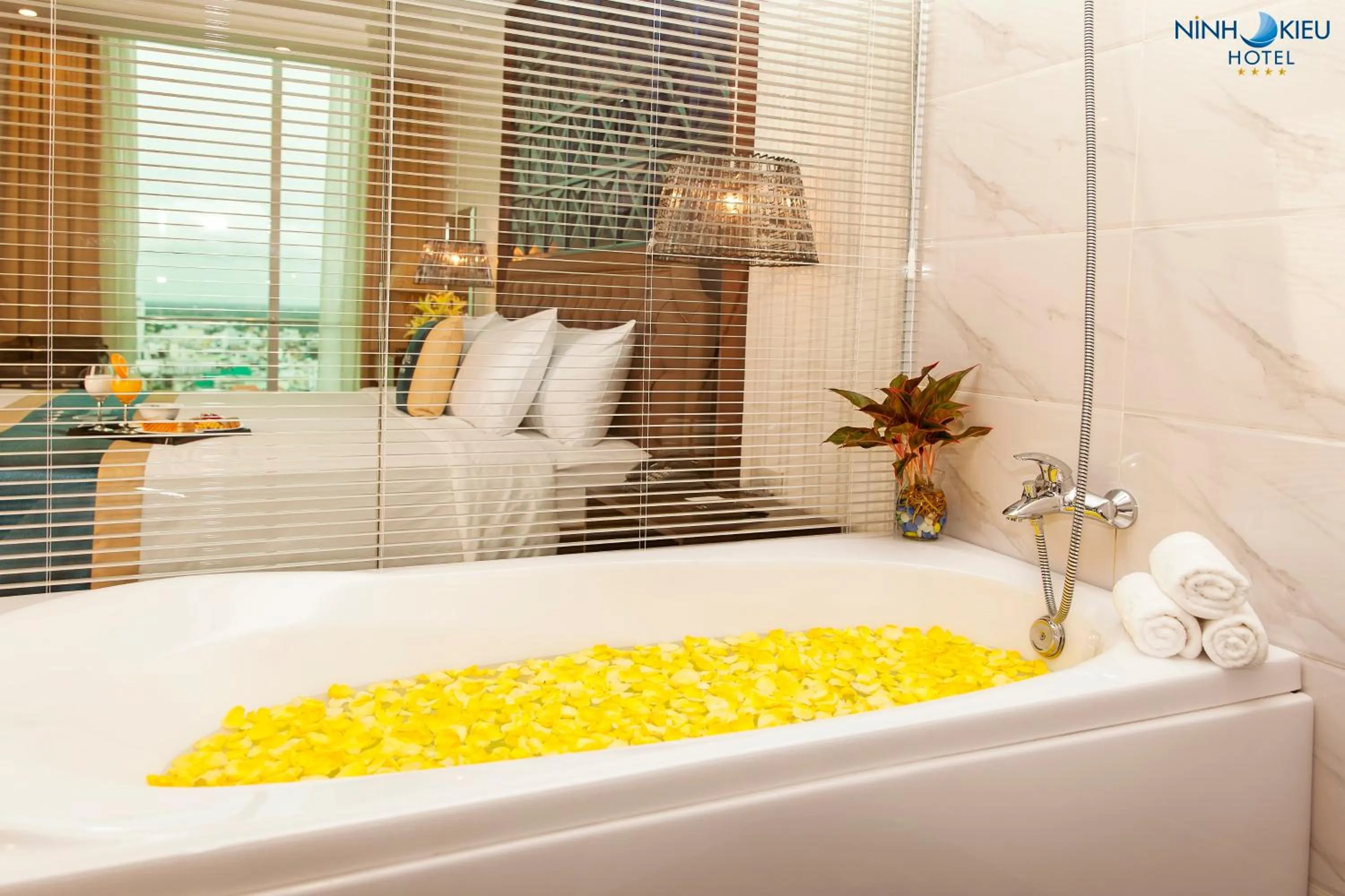 Bathroom, Bed in Ninh Kieu Riverside Hotel