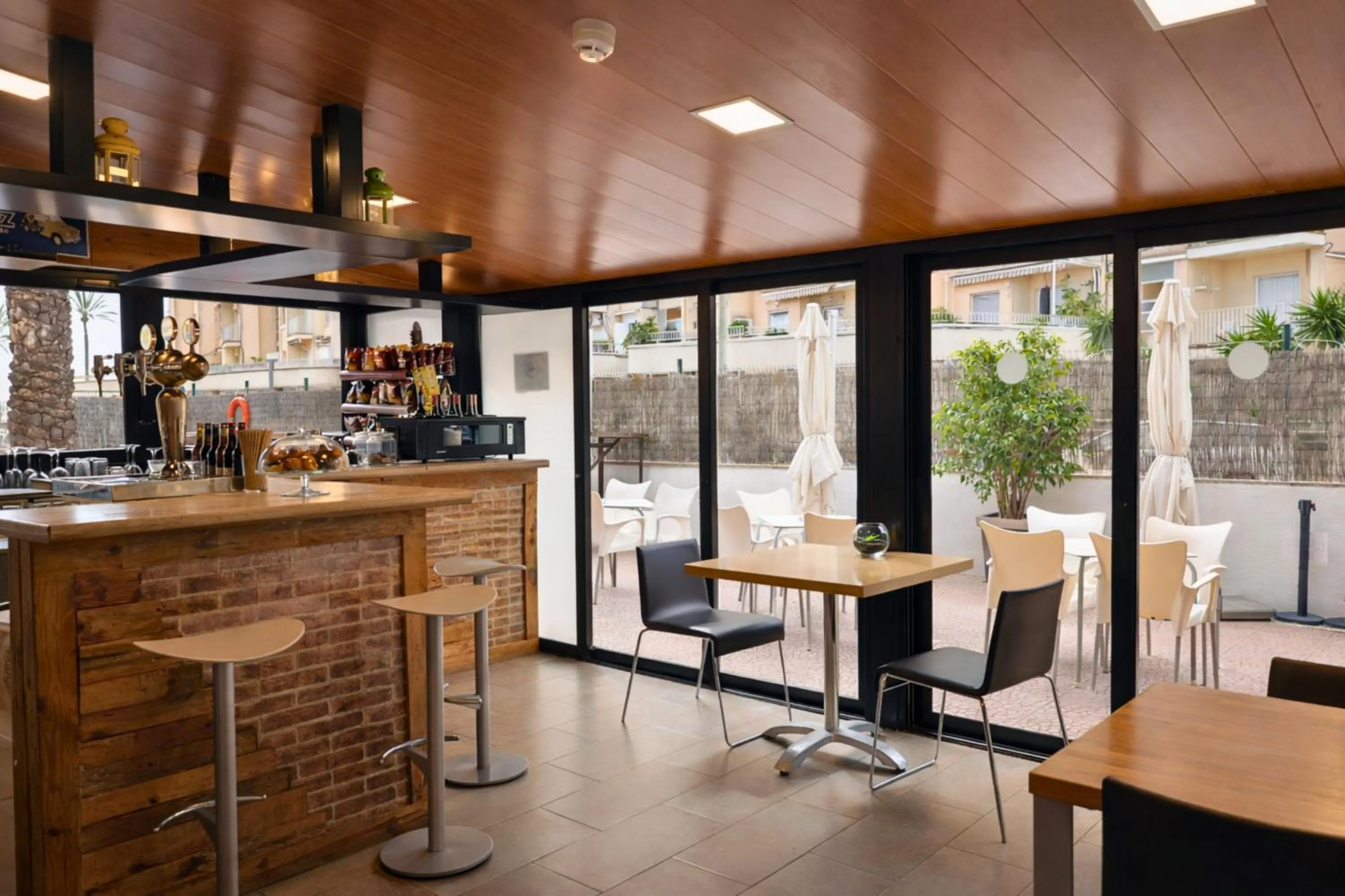 Lounge or bar in Adia Hotel Cunit Playa