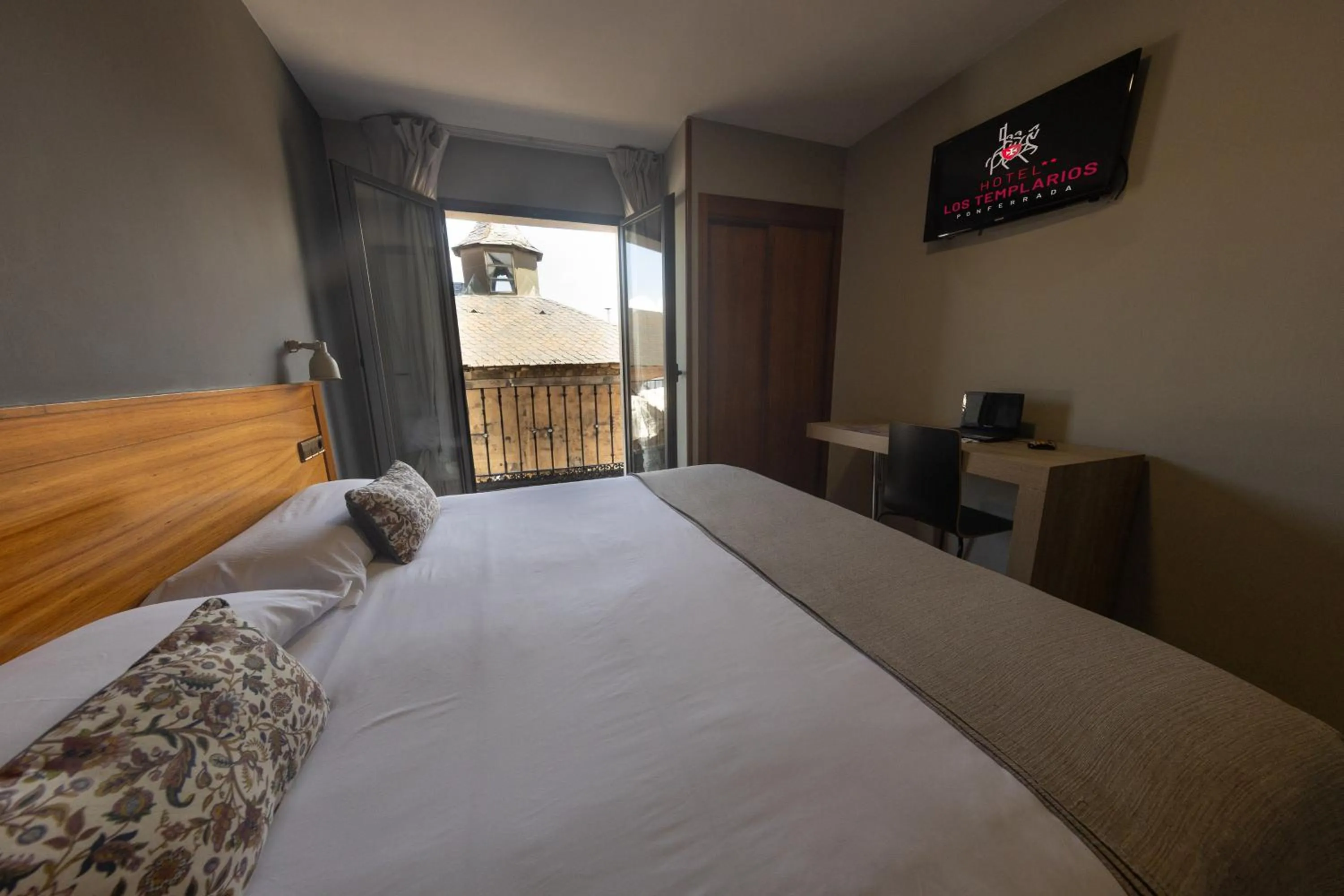 View (from property/room), Bed in Hotel Los Templarios