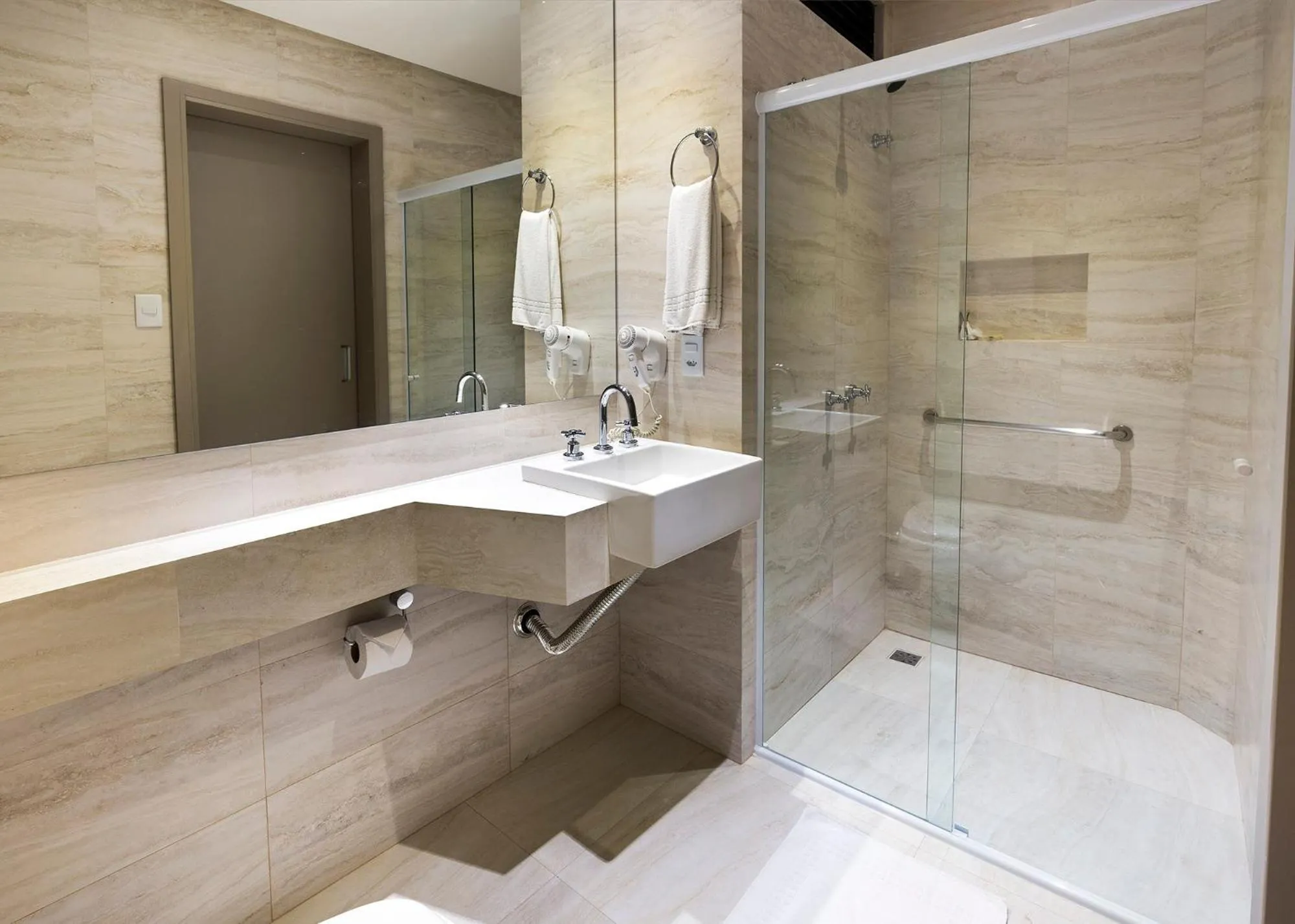 Bathroom in Hotel Plaza Camboriú