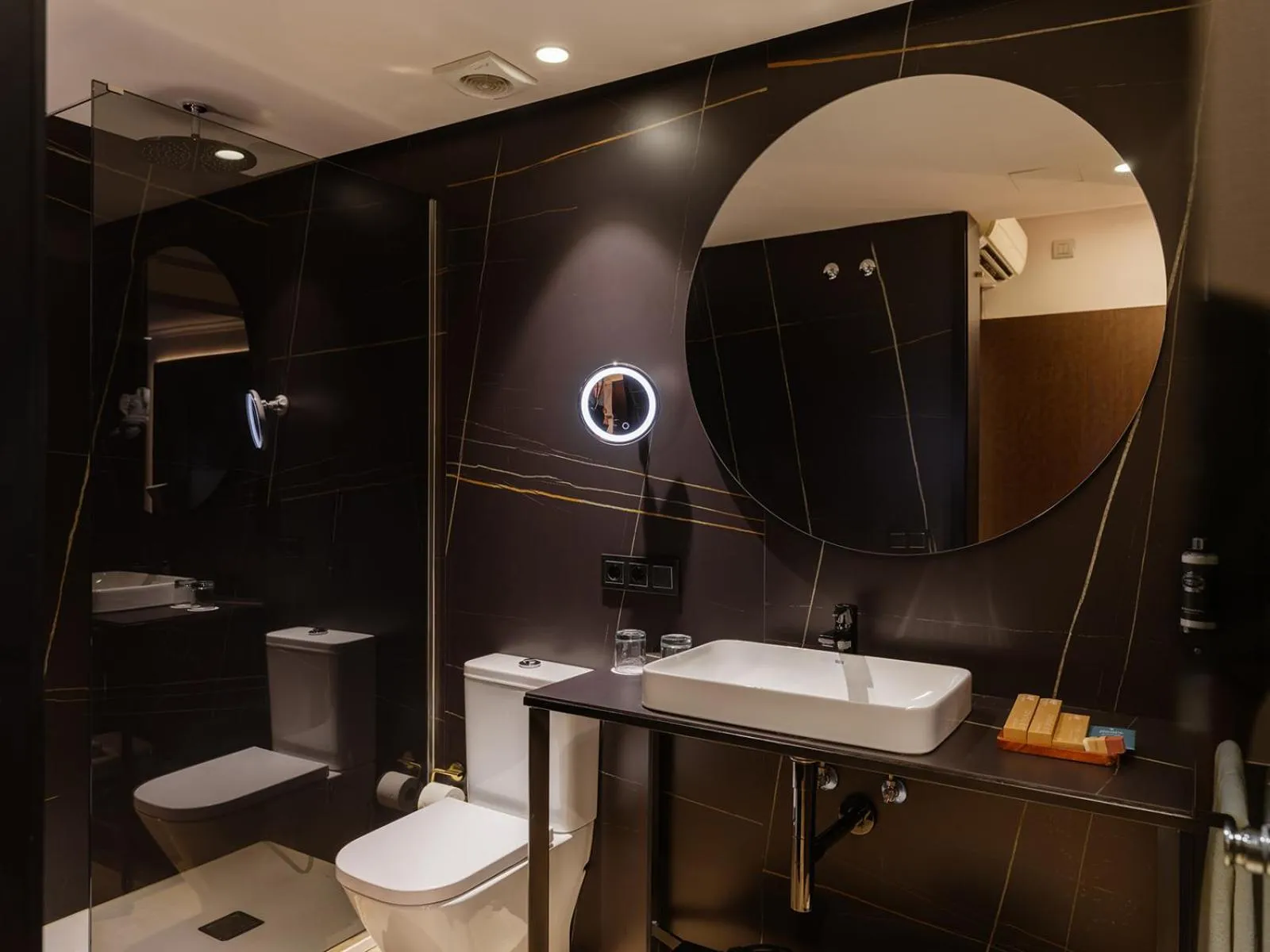 Shower in Hotel Taburiente S.C.Tenerife