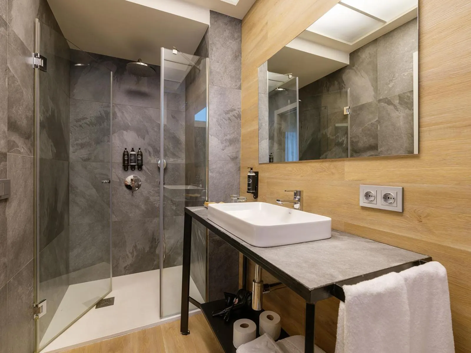 Shower in Hotel Taburiente S.C.Tenerife