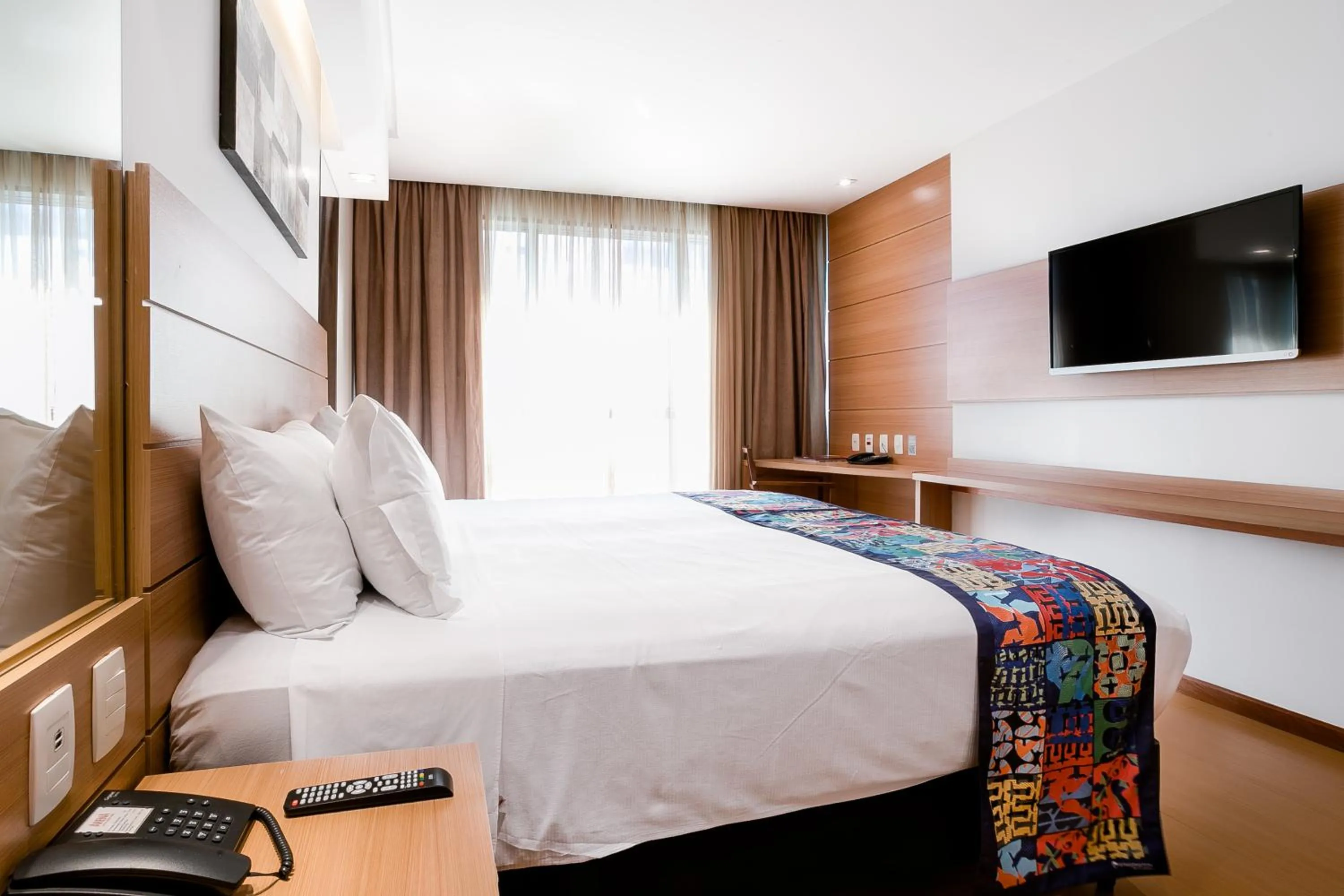 Superior Double Room with Side Sea View in Arena Copacabana Hotel