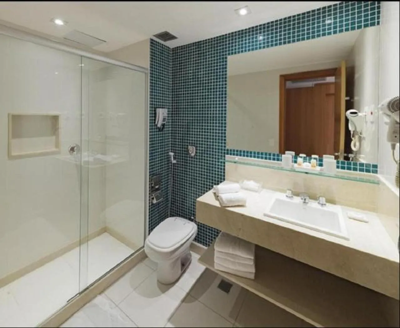 Bathroom in Arena Copacabana Hotel