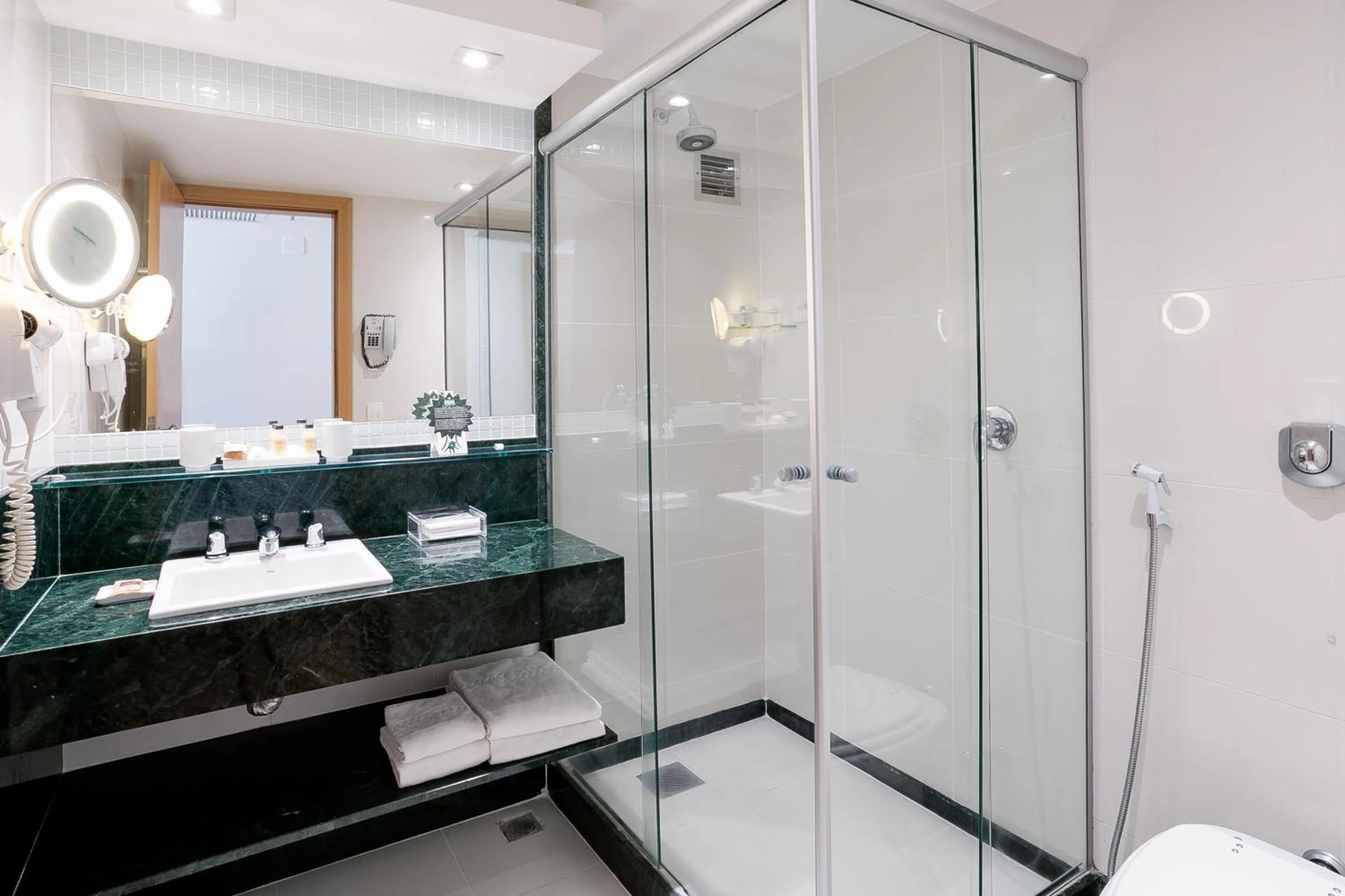 Toilet in Arena Copacabana Hotel