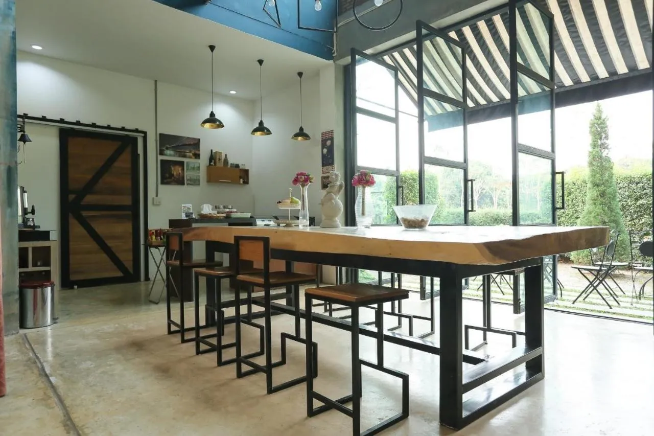 Restaurant/places to eat in Manonnee