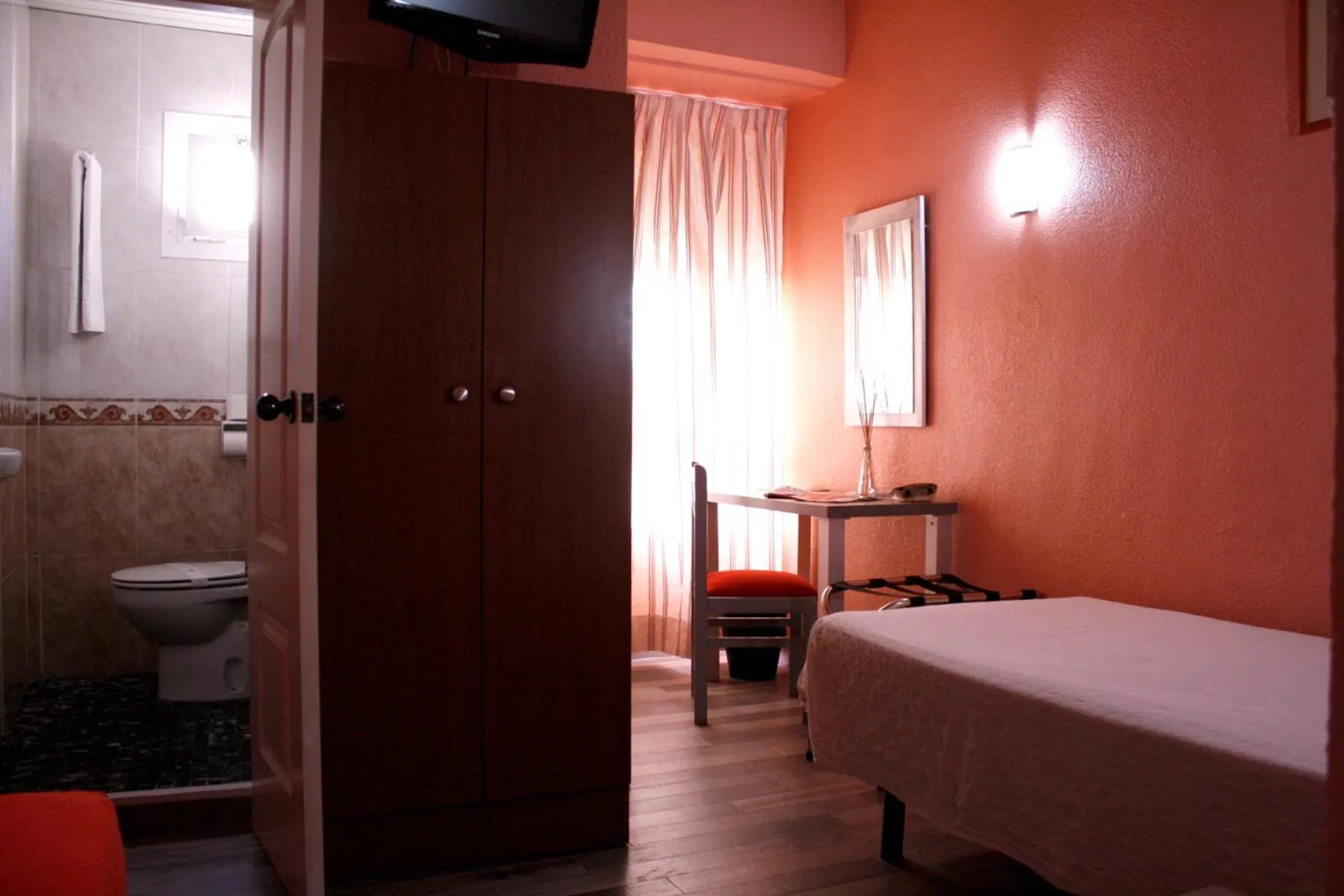 Toilet, Bed in Hotel Universal Murcia