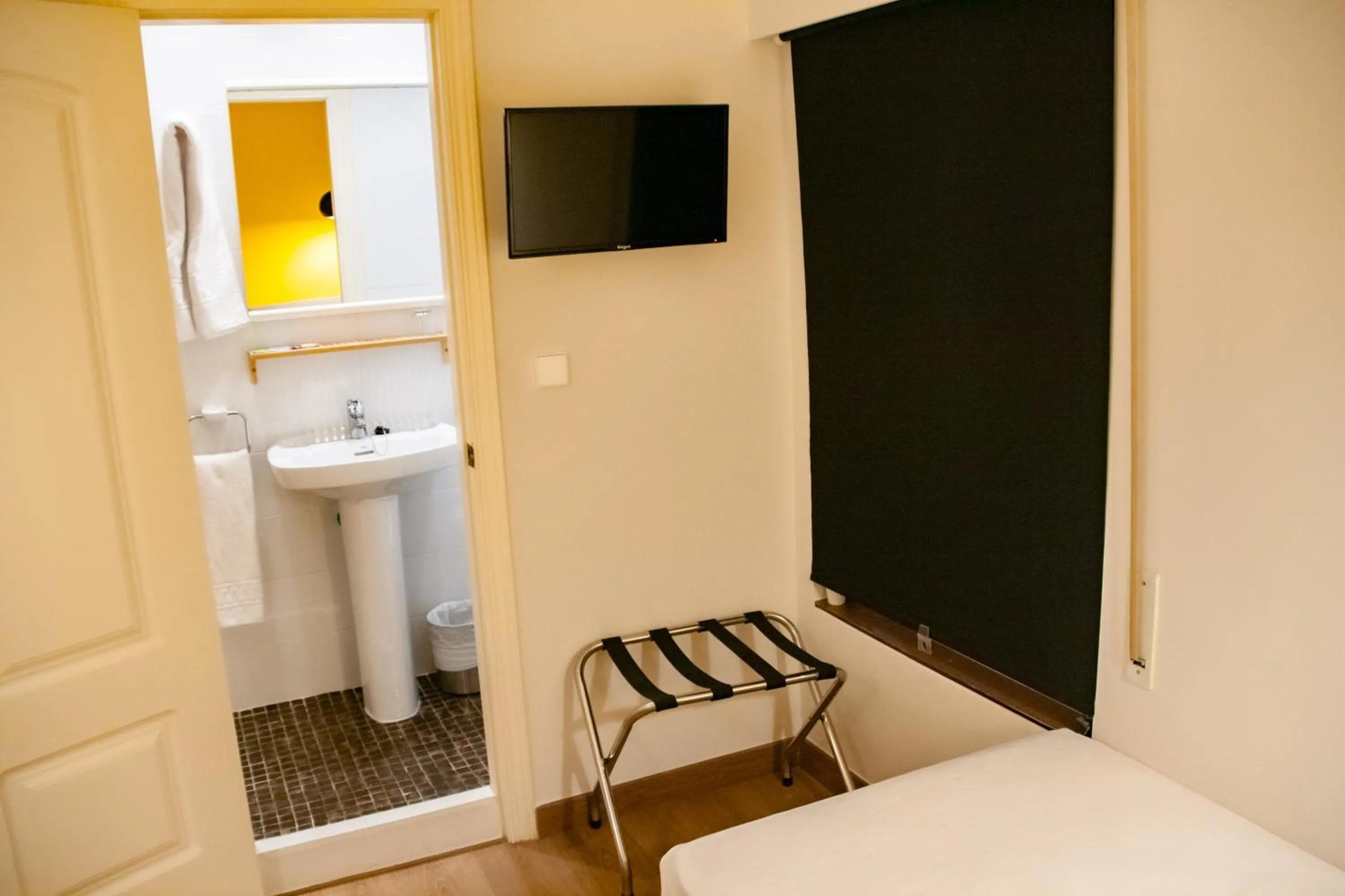 Toilet, Bed in Hotel Universal Murcia