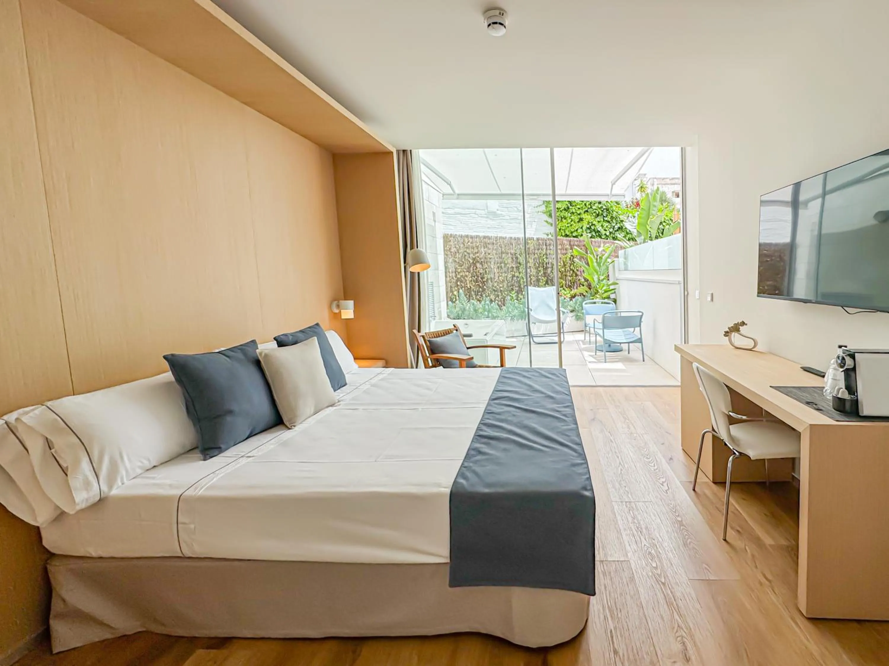 Photo of the whole room, Bed in Alenti Sitges Hotel