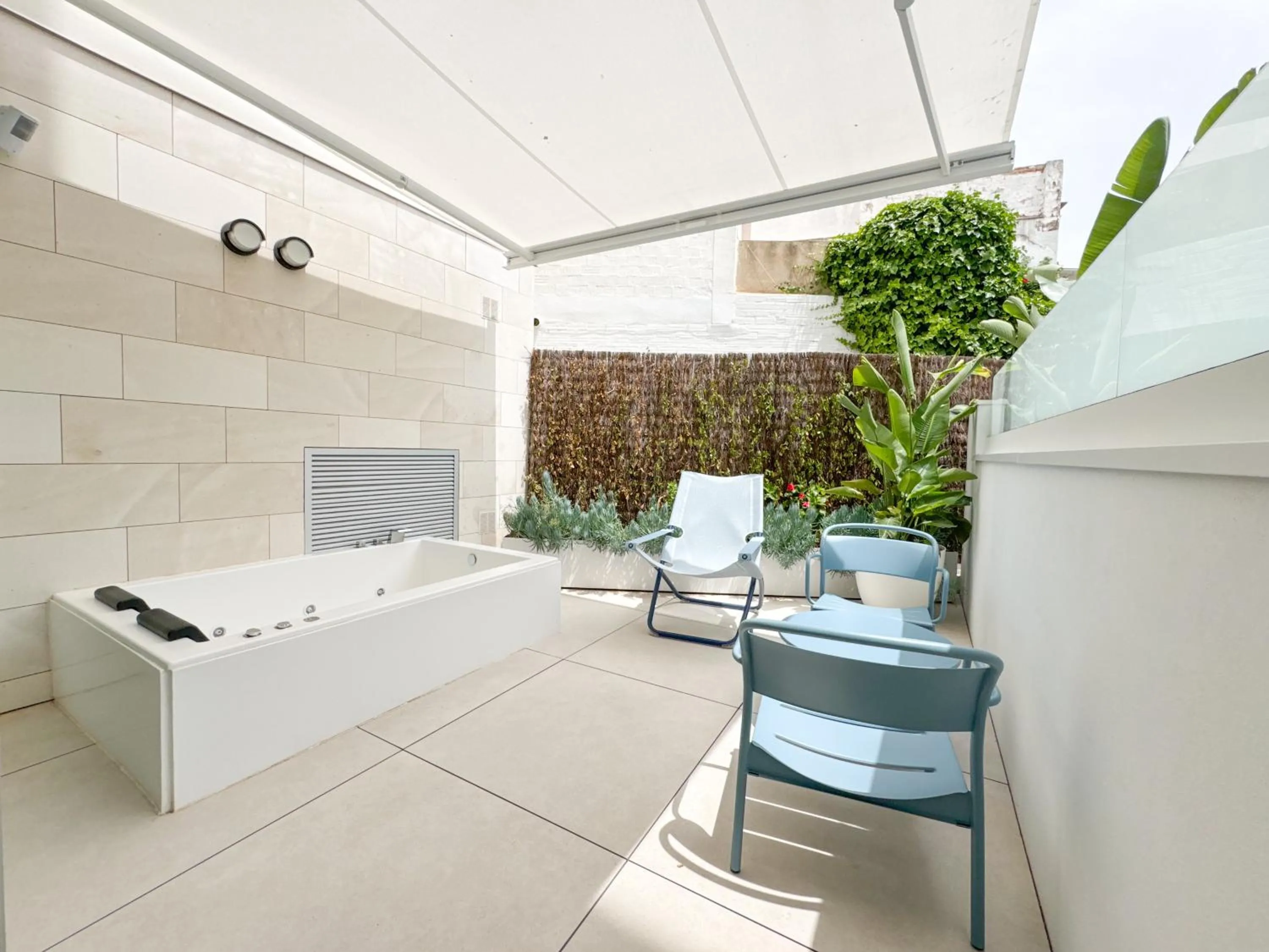 Hot Tub in Alenti Sitges Hotel