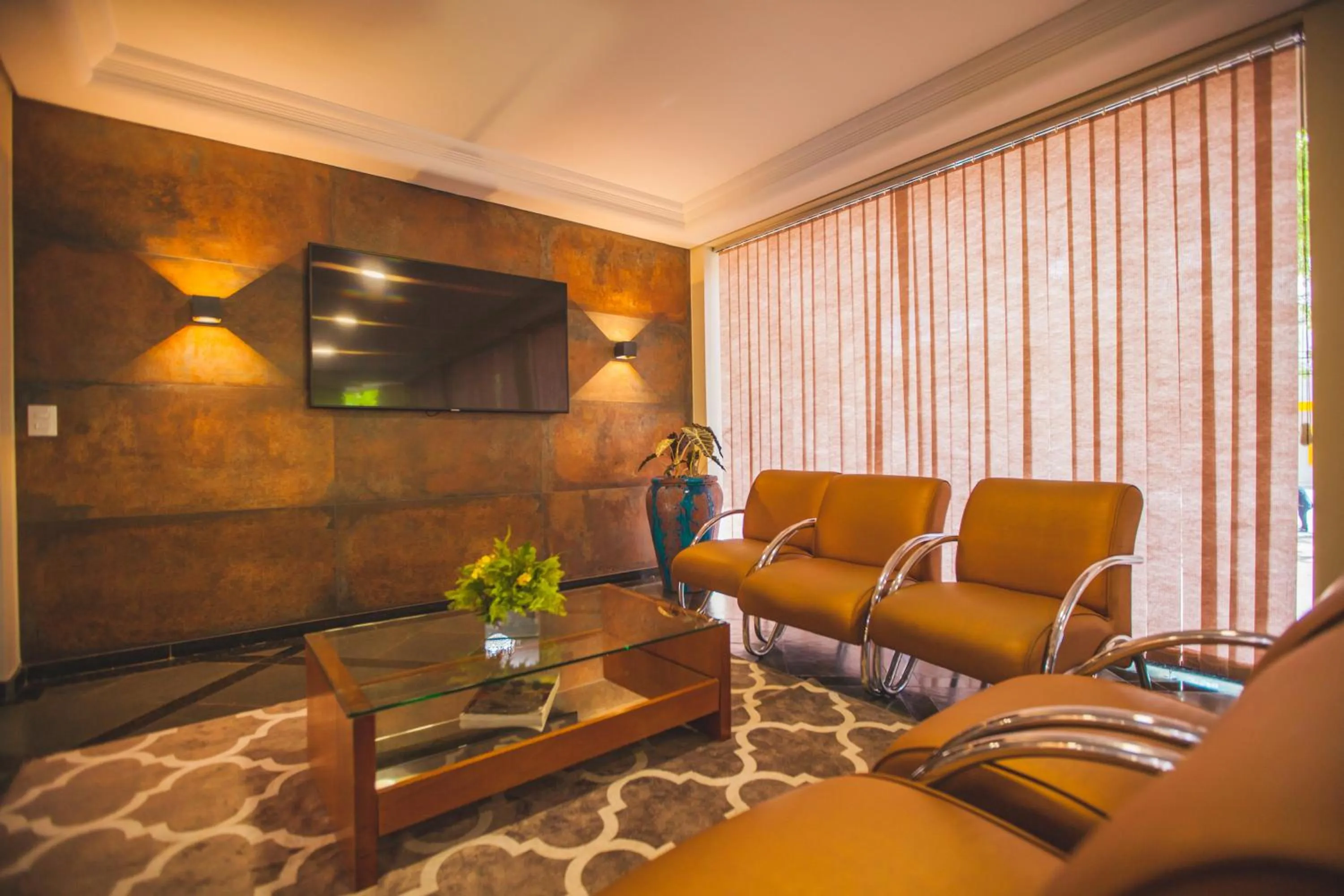 Communal lounge/ TV room in Hotel Rafain Centro