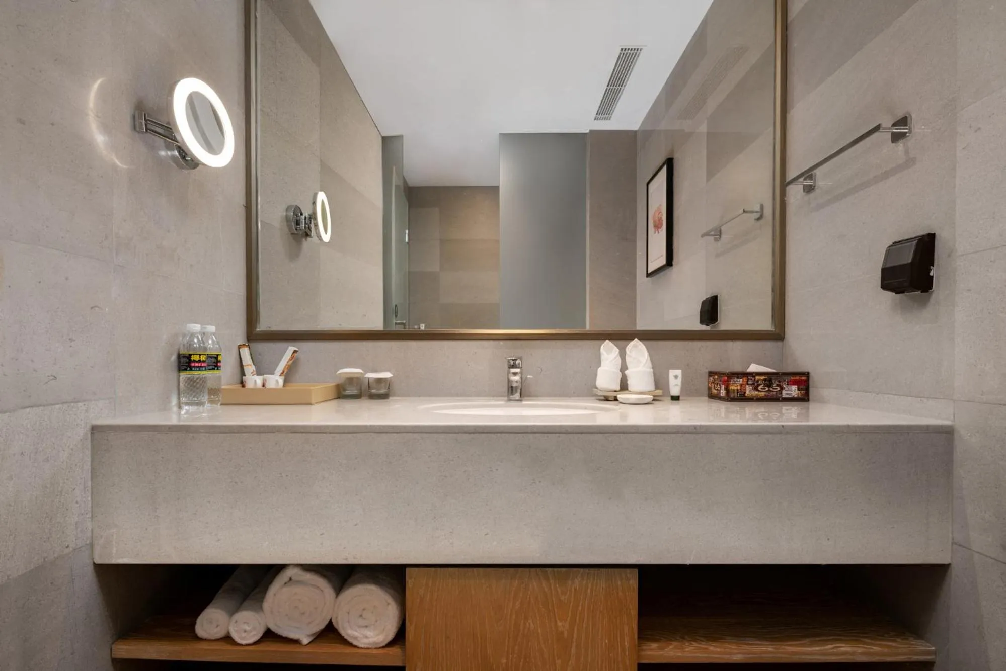 Bathroom in Mangrove Tree Resort World Sanya Bay -Elader Palm Tower