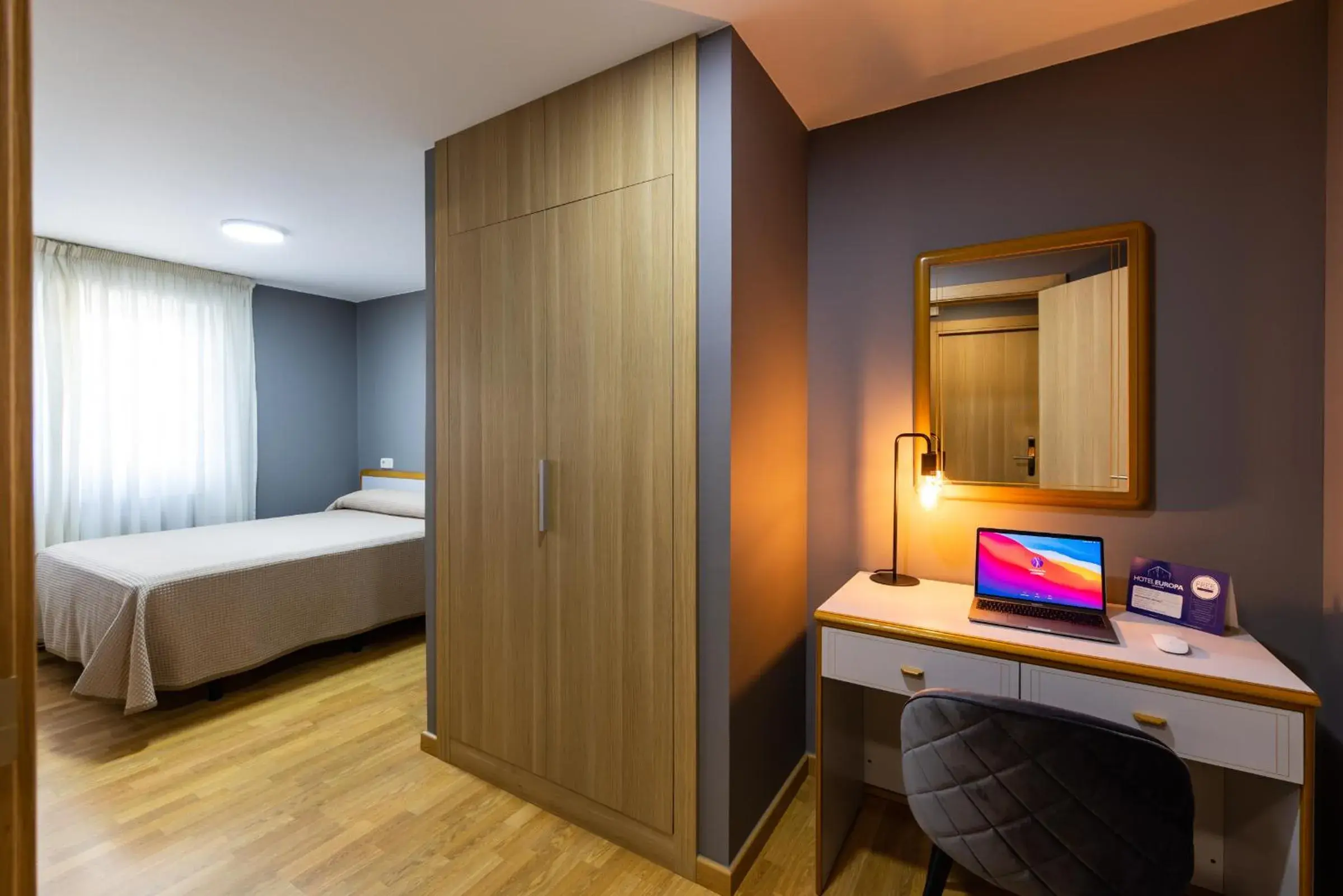 Basic Double Room with Double Bed in Hotel Europa Basic Double Room with Double Bed in Hotel Europa