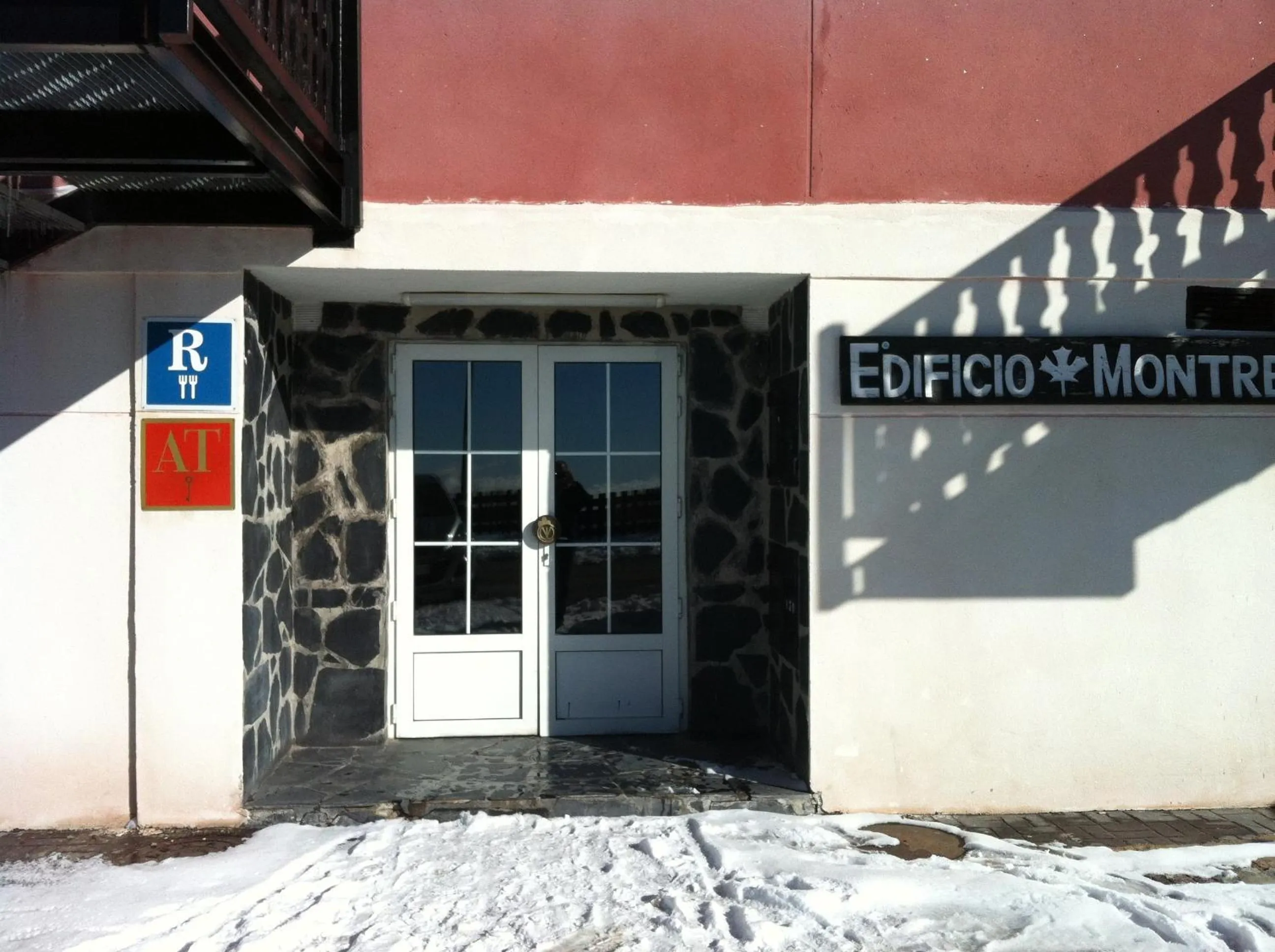 Facade/entrance in Apartamentos Montreal