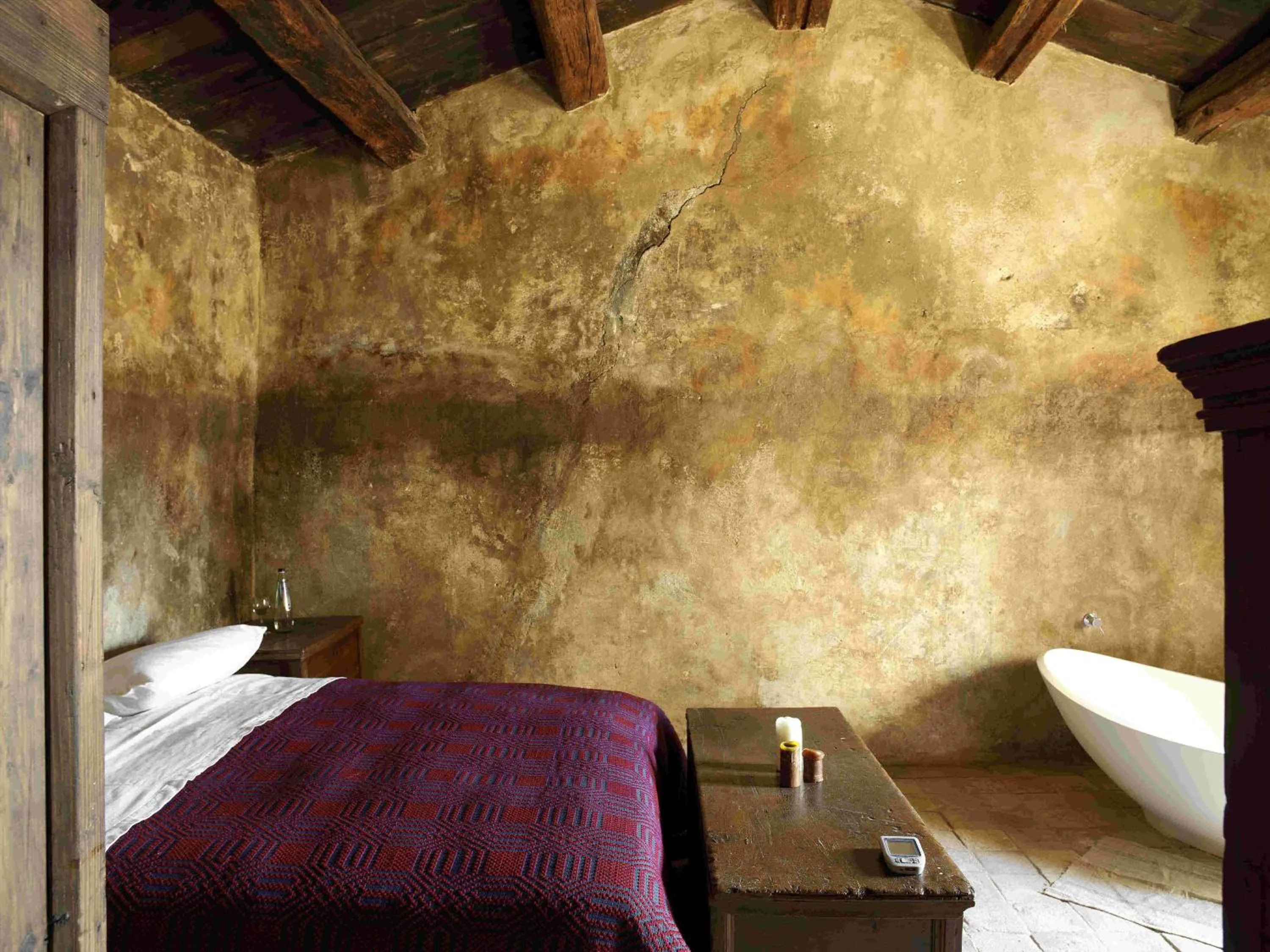 Photo of the whole room, Bed in Sextantio Albergo Diffuso