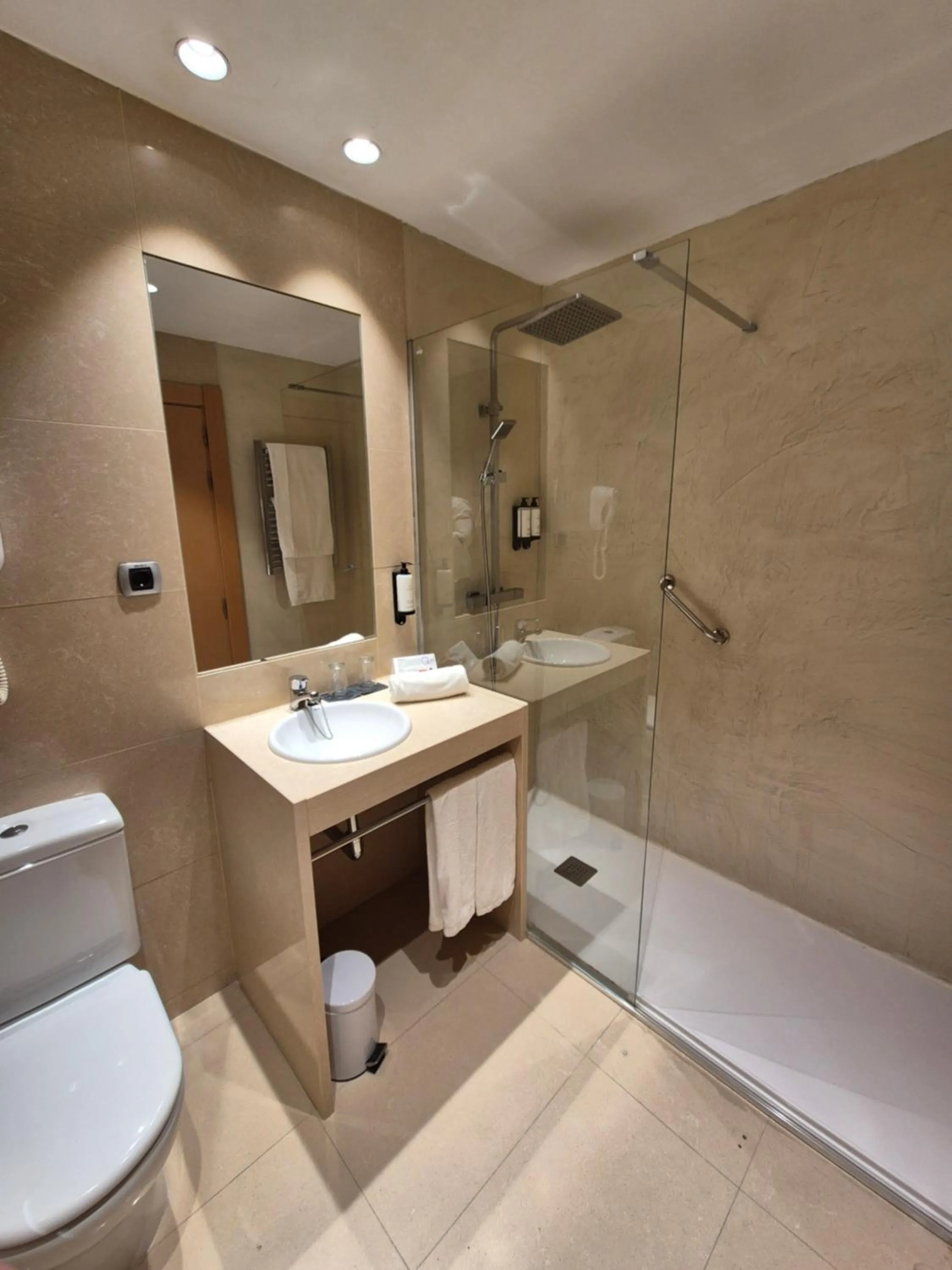 Shower in Hotel Reston Valdemoro