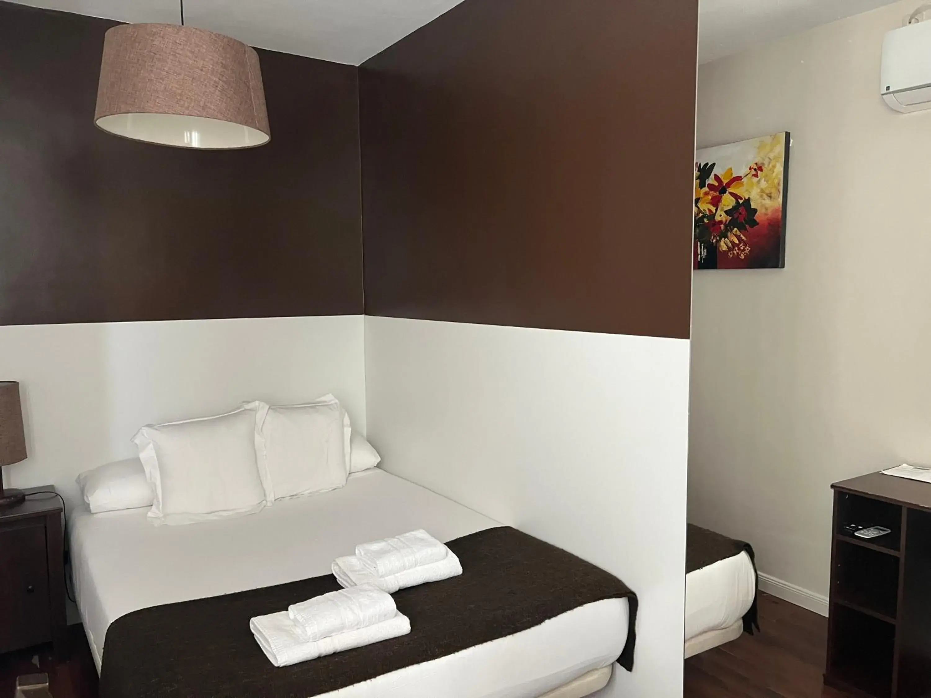 Small Double Room in THC Gran Via Hostel Small Double Room in THC Gran Via Hostel