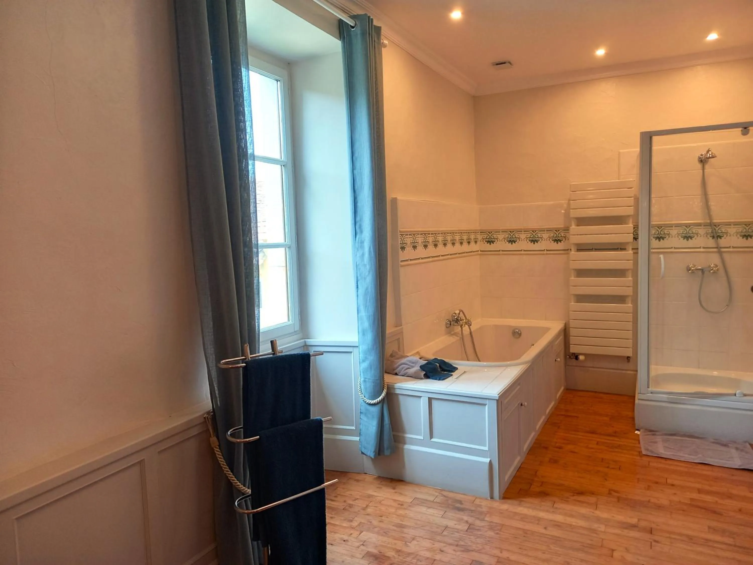 Bathroom in Au pays de Jacquou : Chambre d’hôtes et table d’hôtes