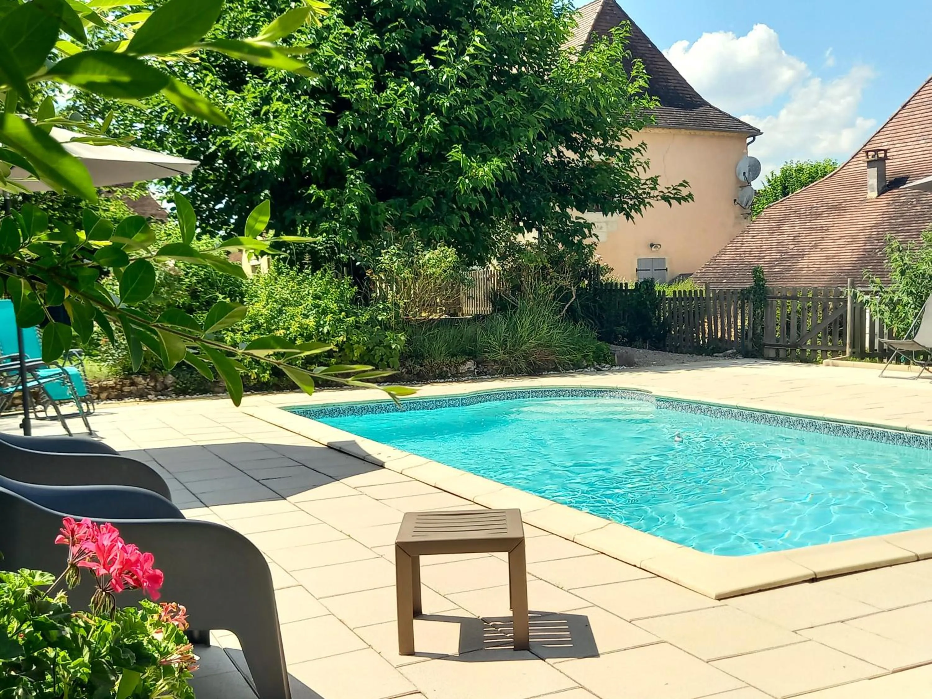 Swimming pool in Au pays de Jacquou : Chambre d’hôtes et table d’hôtes