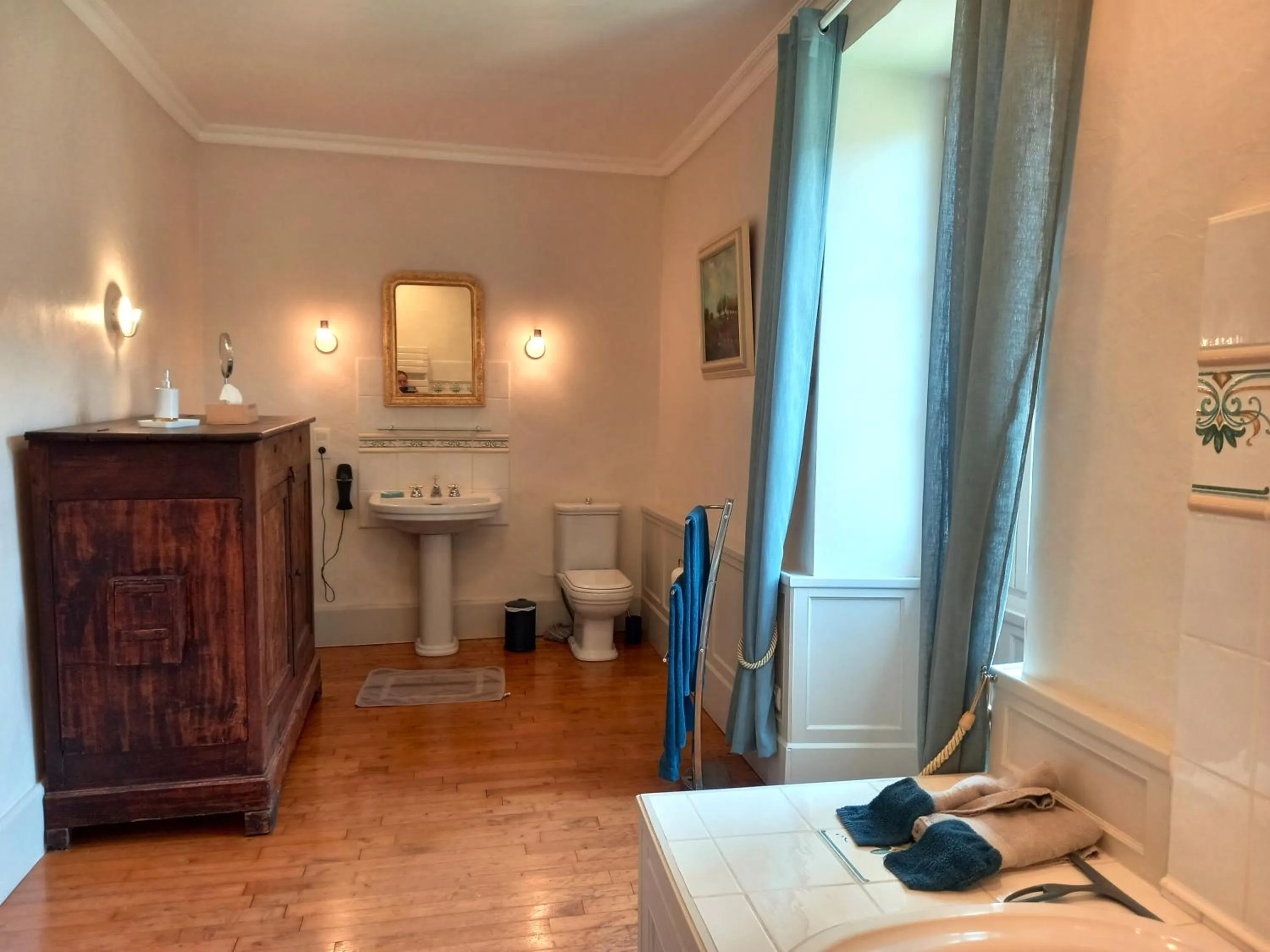 Bathroom in Au pays de Jacquou : Chambre d’hôtes et table d’hôtes