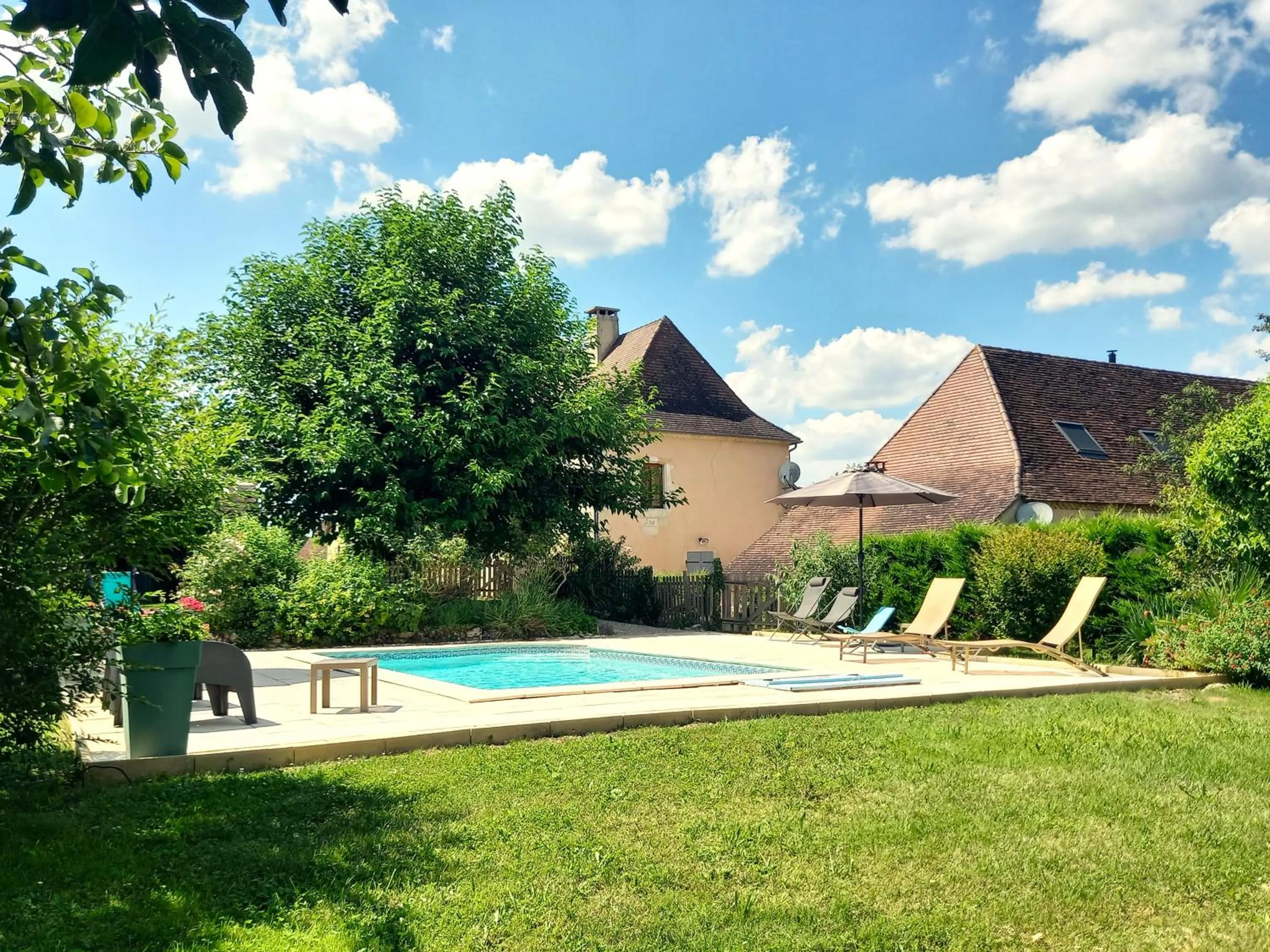 Swimming pool in Au pays de Jacquou : Chambre d’hôtes et table d’hôtes