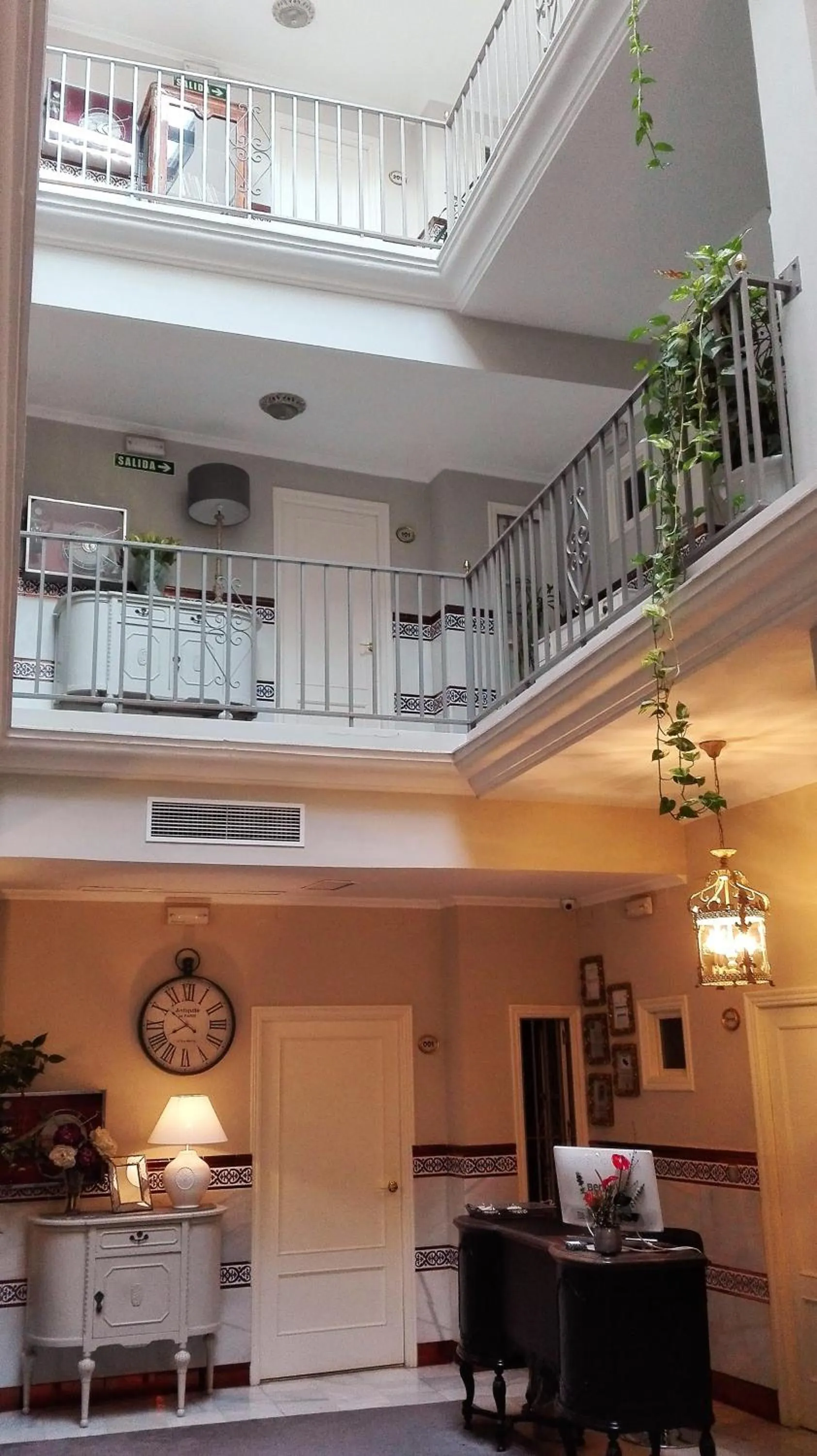 Lobby or reception in Le Petit Paris