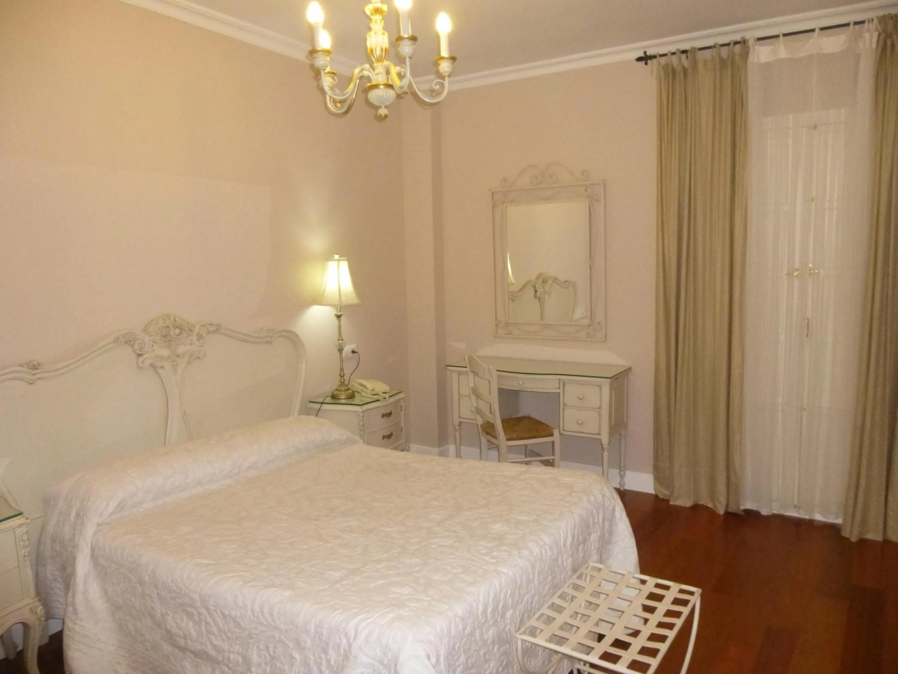 Photo of the whole room, Bed in Le Petit Paris