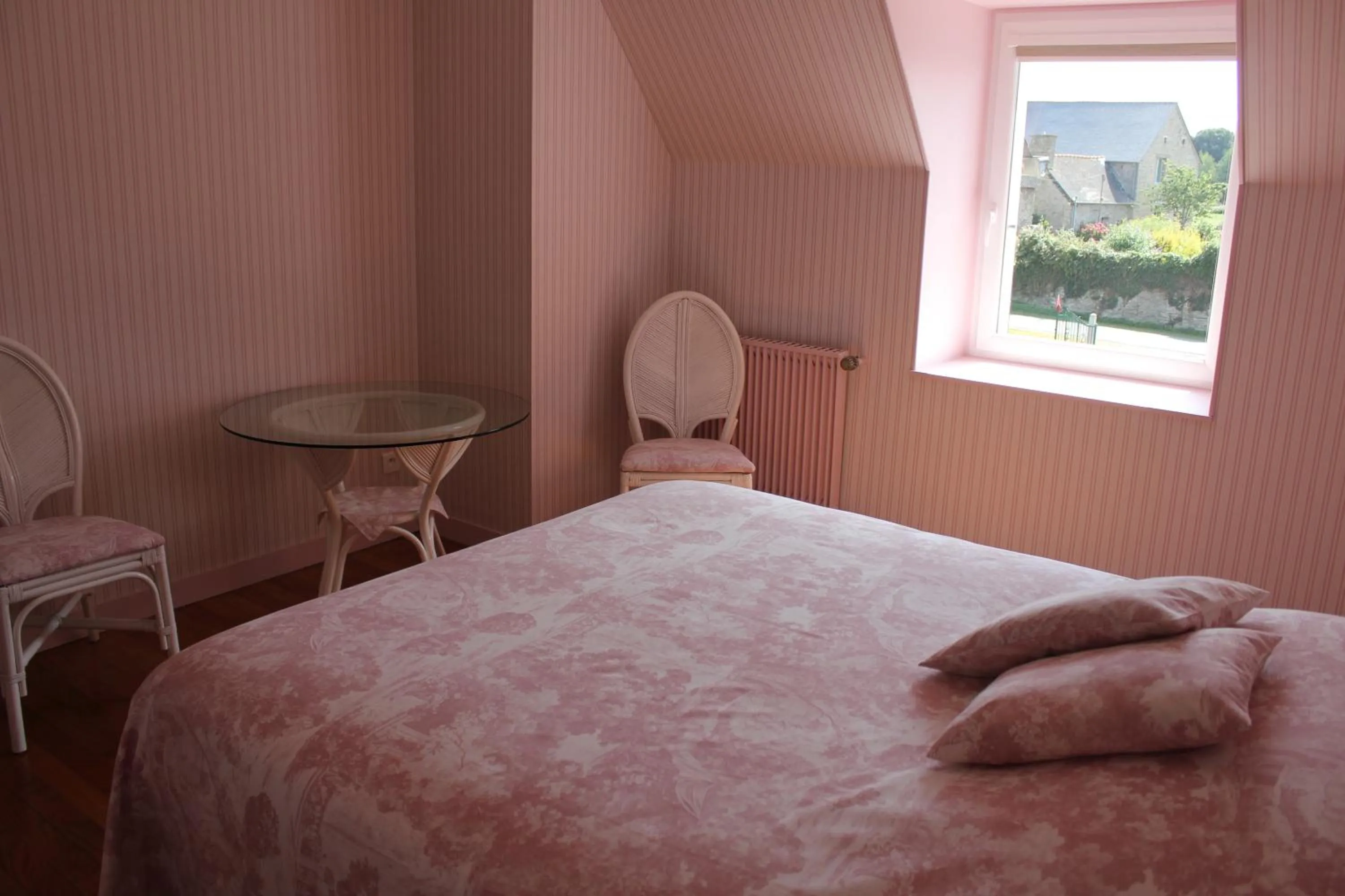 Photo of the whole room, Bed in Au p'tit Mont