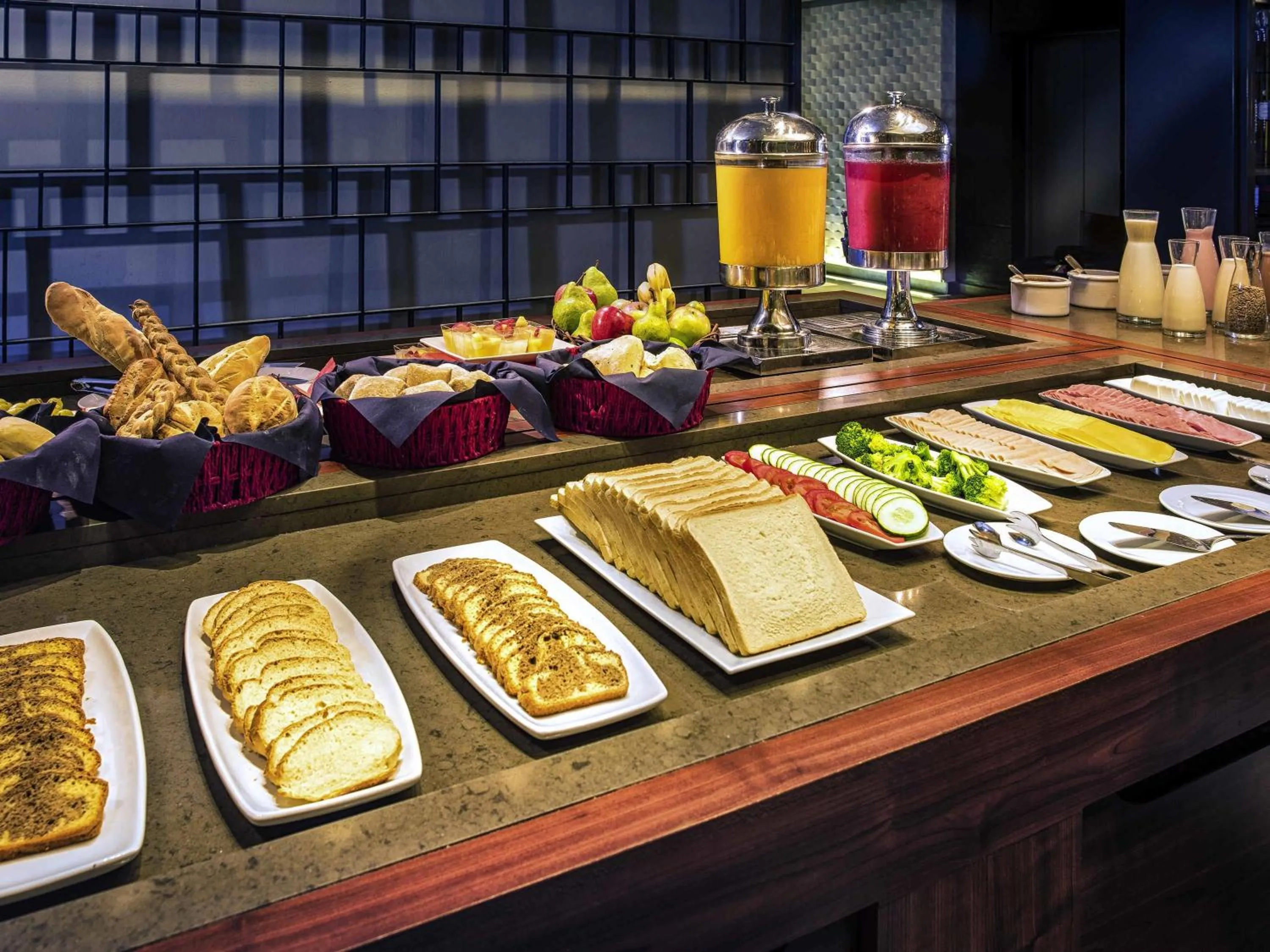 Restaurant/places to eat in Mercure Santiago Centro