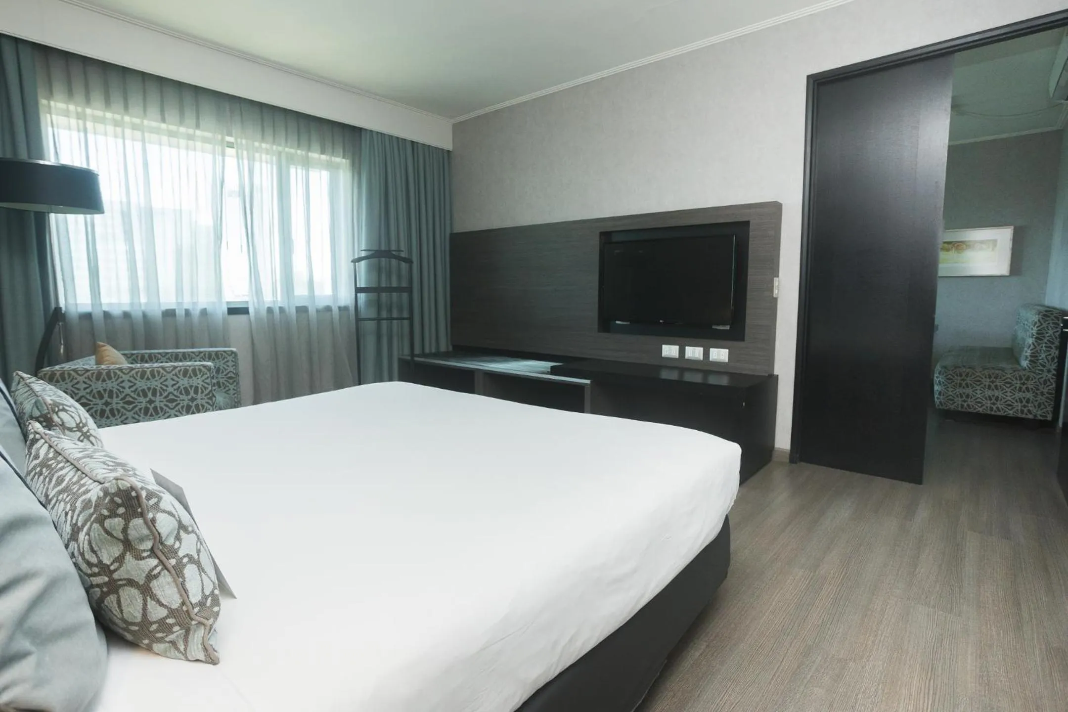 Photo of the whole room, Bed in Mercure Santiago Centro