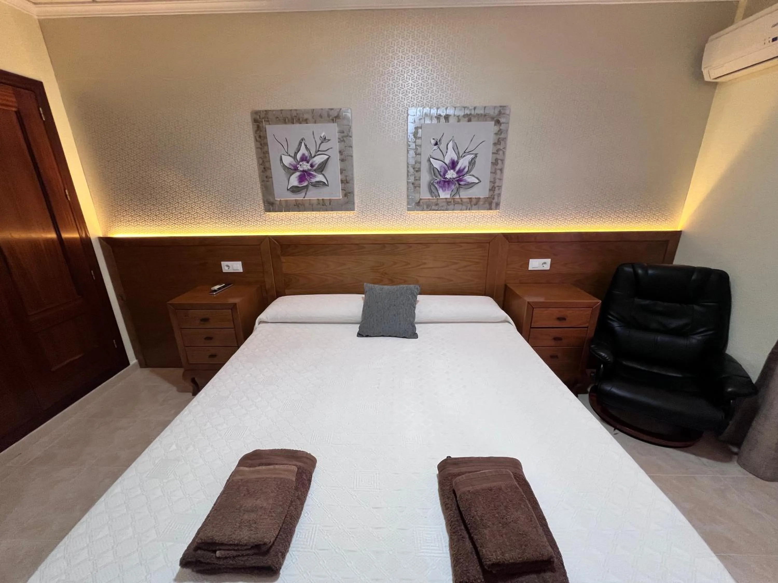 Photo of the whole room, Bed in Hotel Don Juan