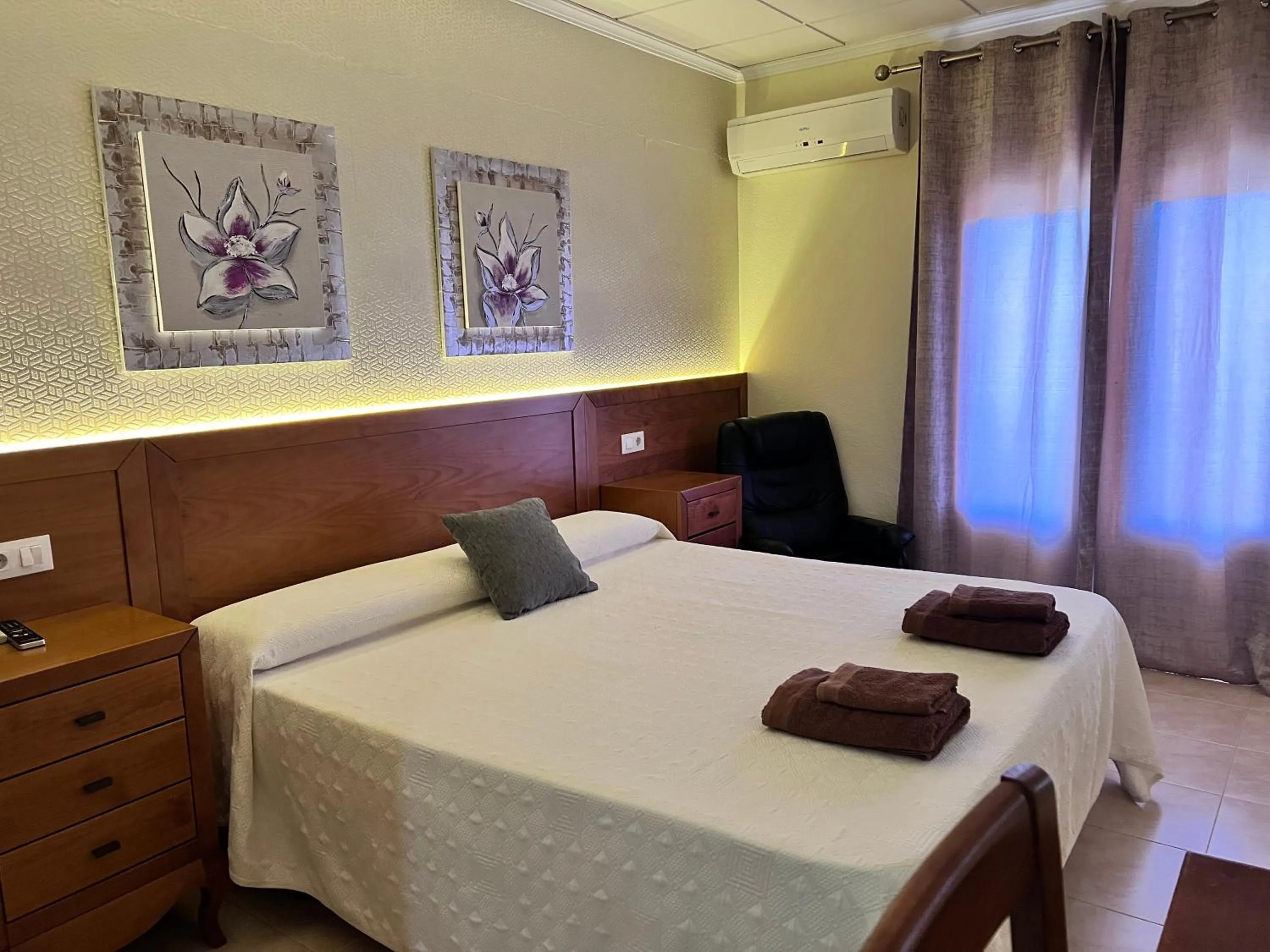 Photo of the whole room, Bed in Hotel Don Juan