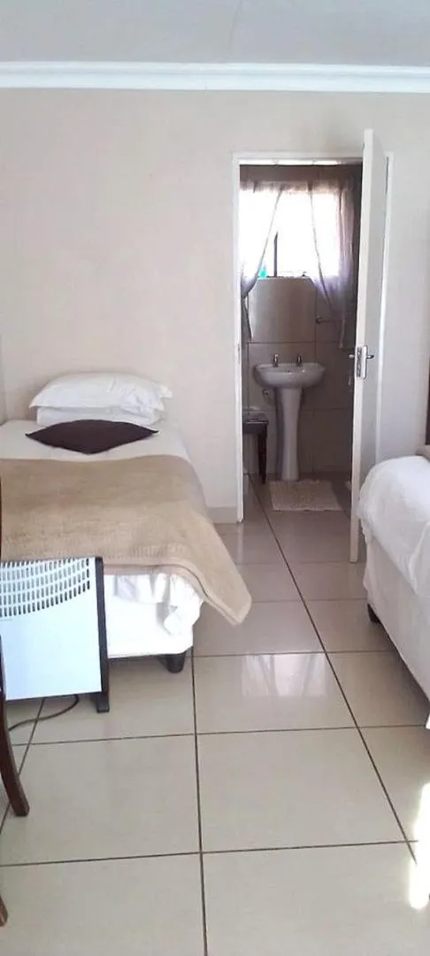 Bed in Ukarimu Guest House