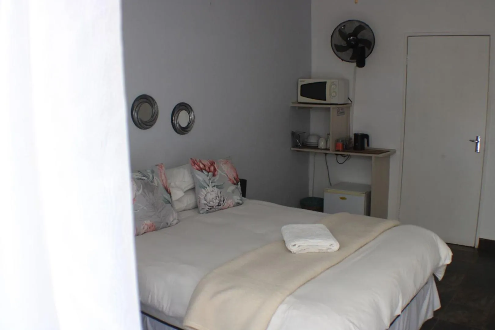 Bed in Ukarimu Guest House