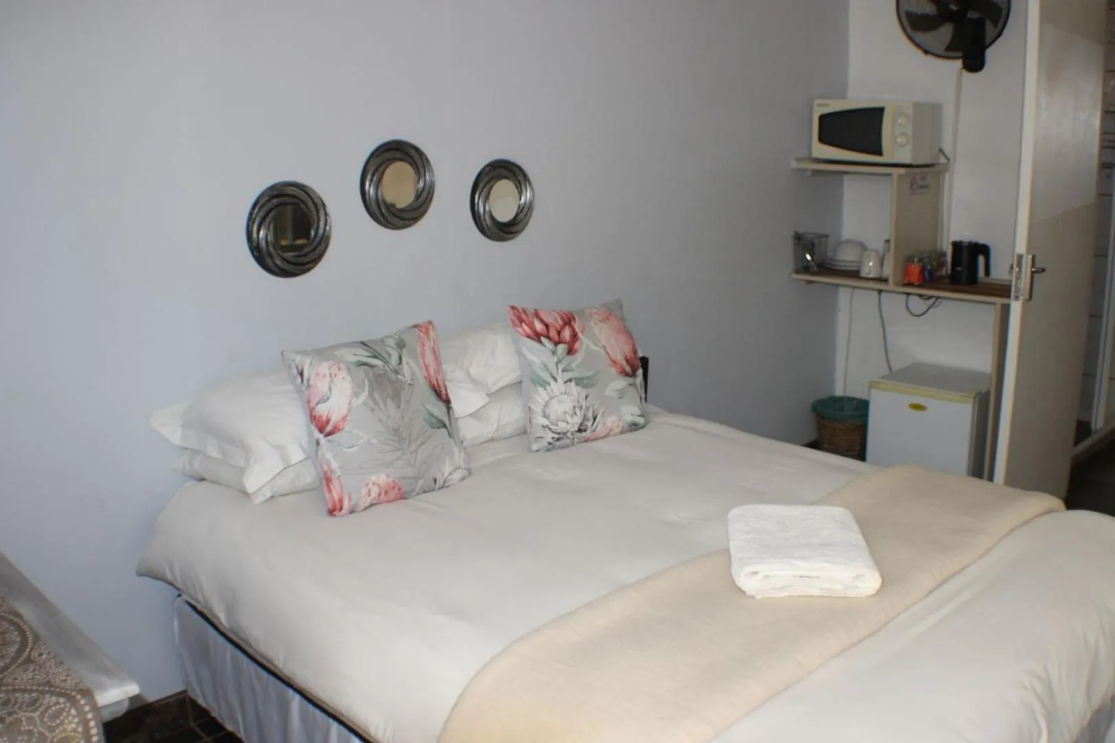 Bed in Ukarimu Guest House