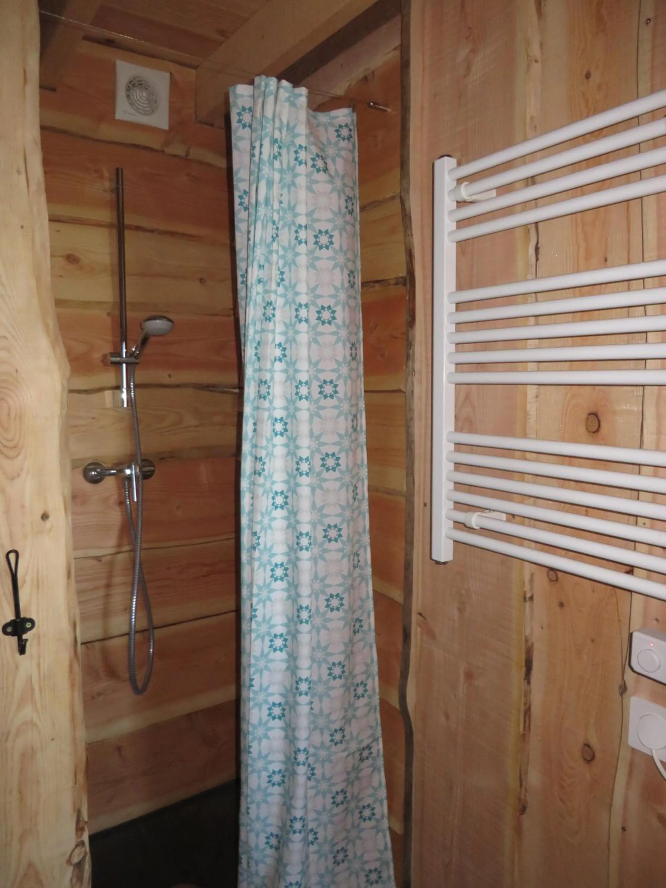 Shower in La Cabane aux Sapins