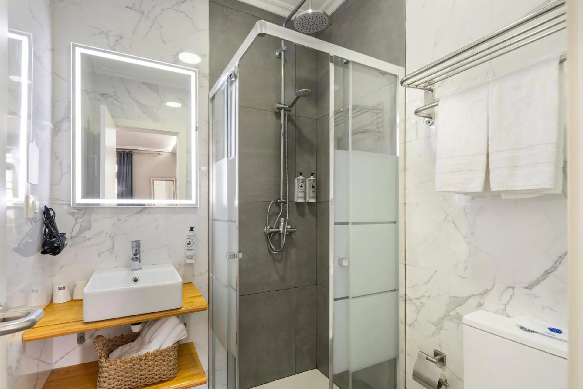 Bathroom in Hotel Alda Puerta Del Sol