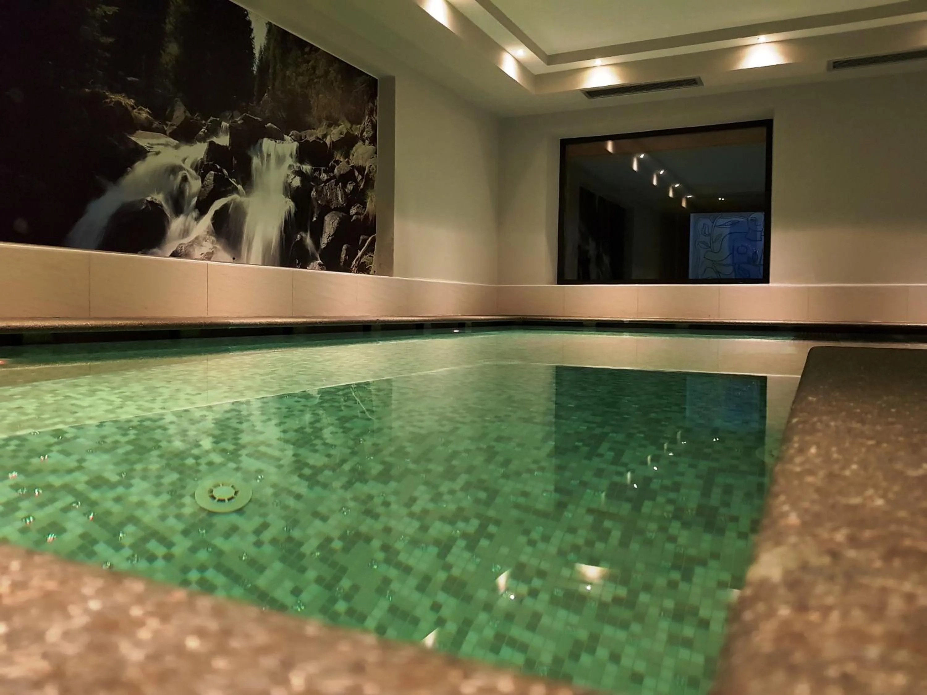 Hot Tub in Maribel Hotel