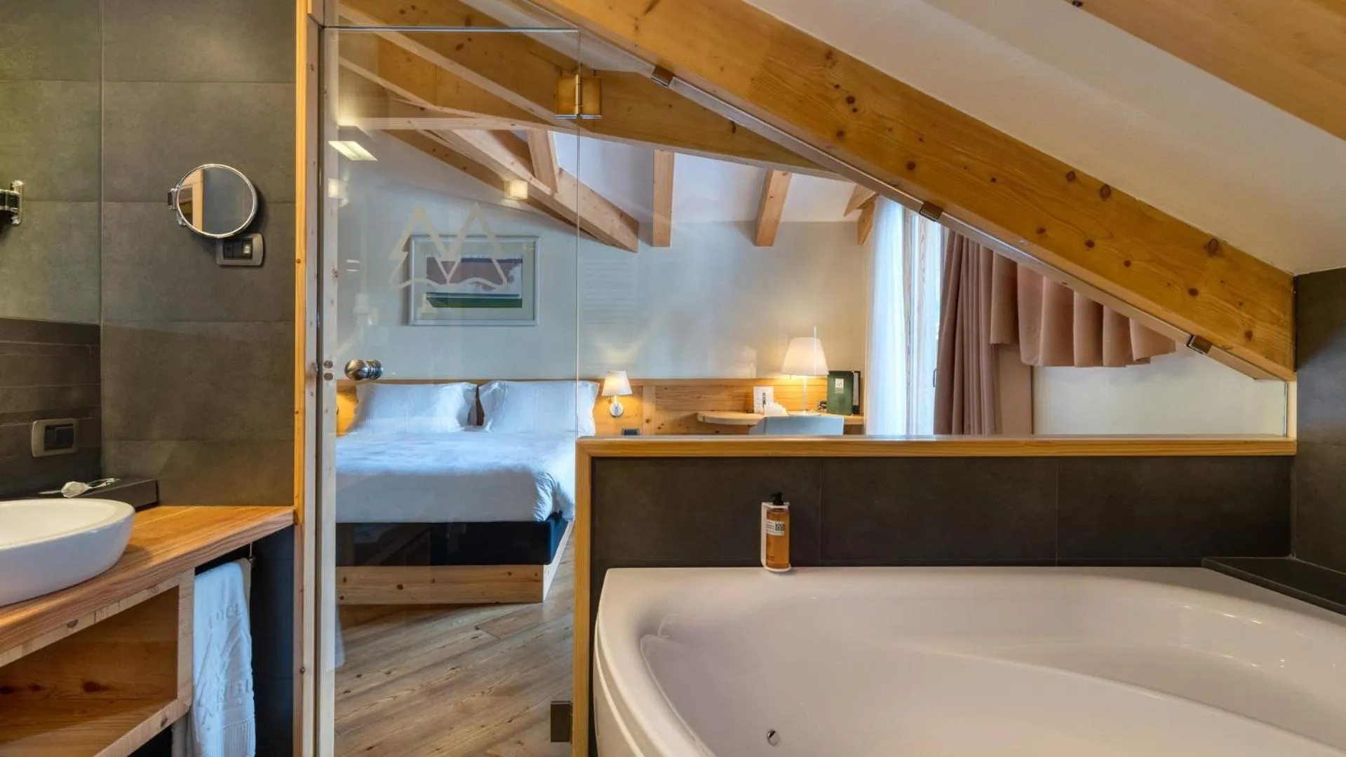 Hot Tub, Bed in Maribel Hotel