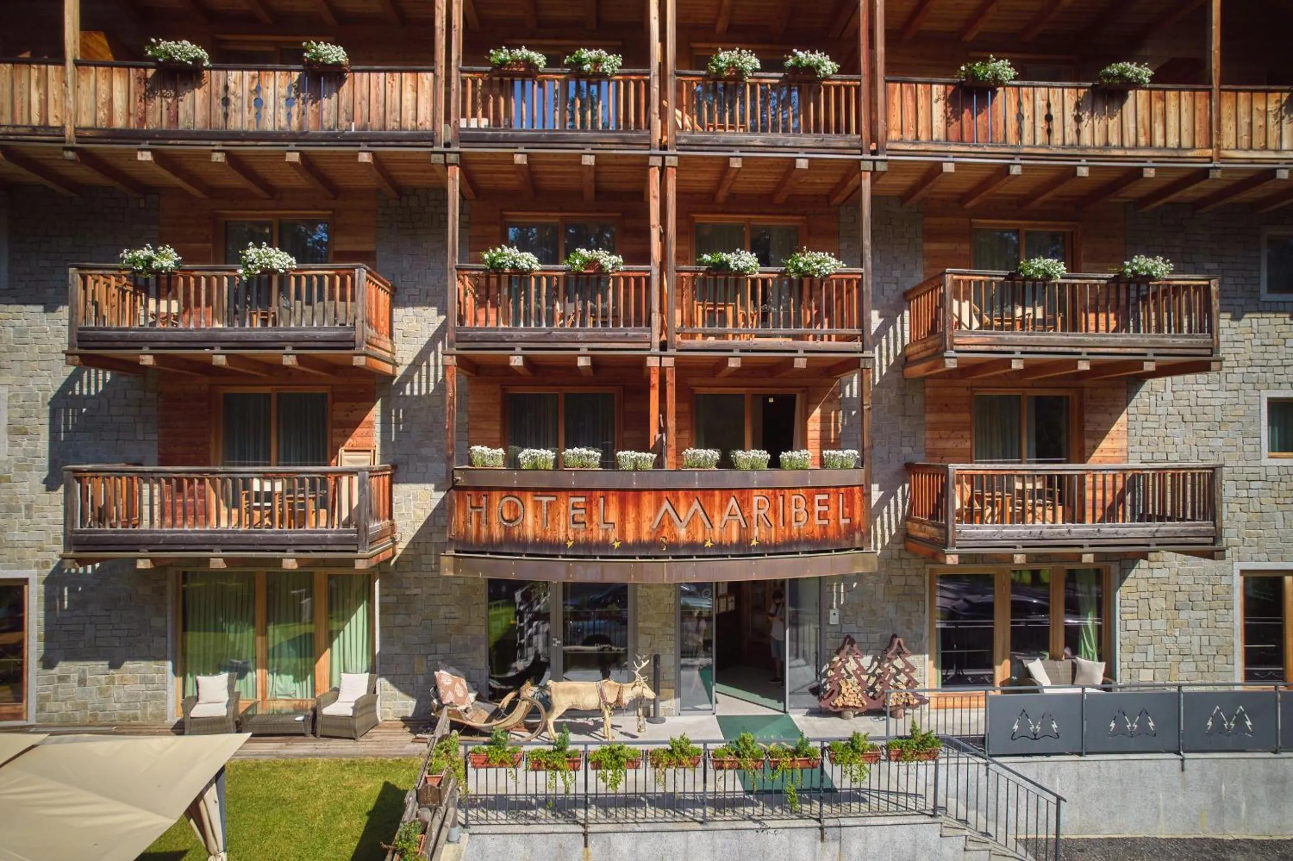 Facade/entrance in Maribel Hotel