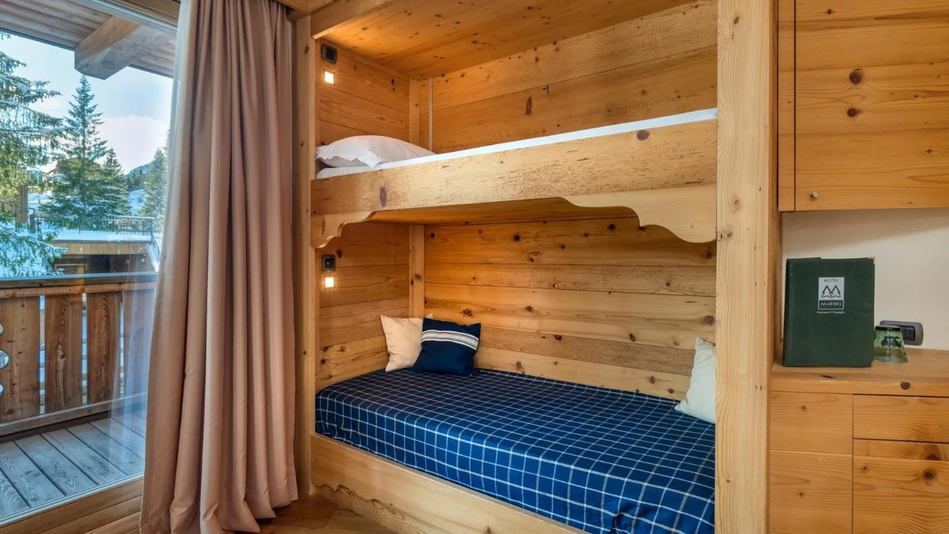 Bedroom, Bed in Maribel Hotel