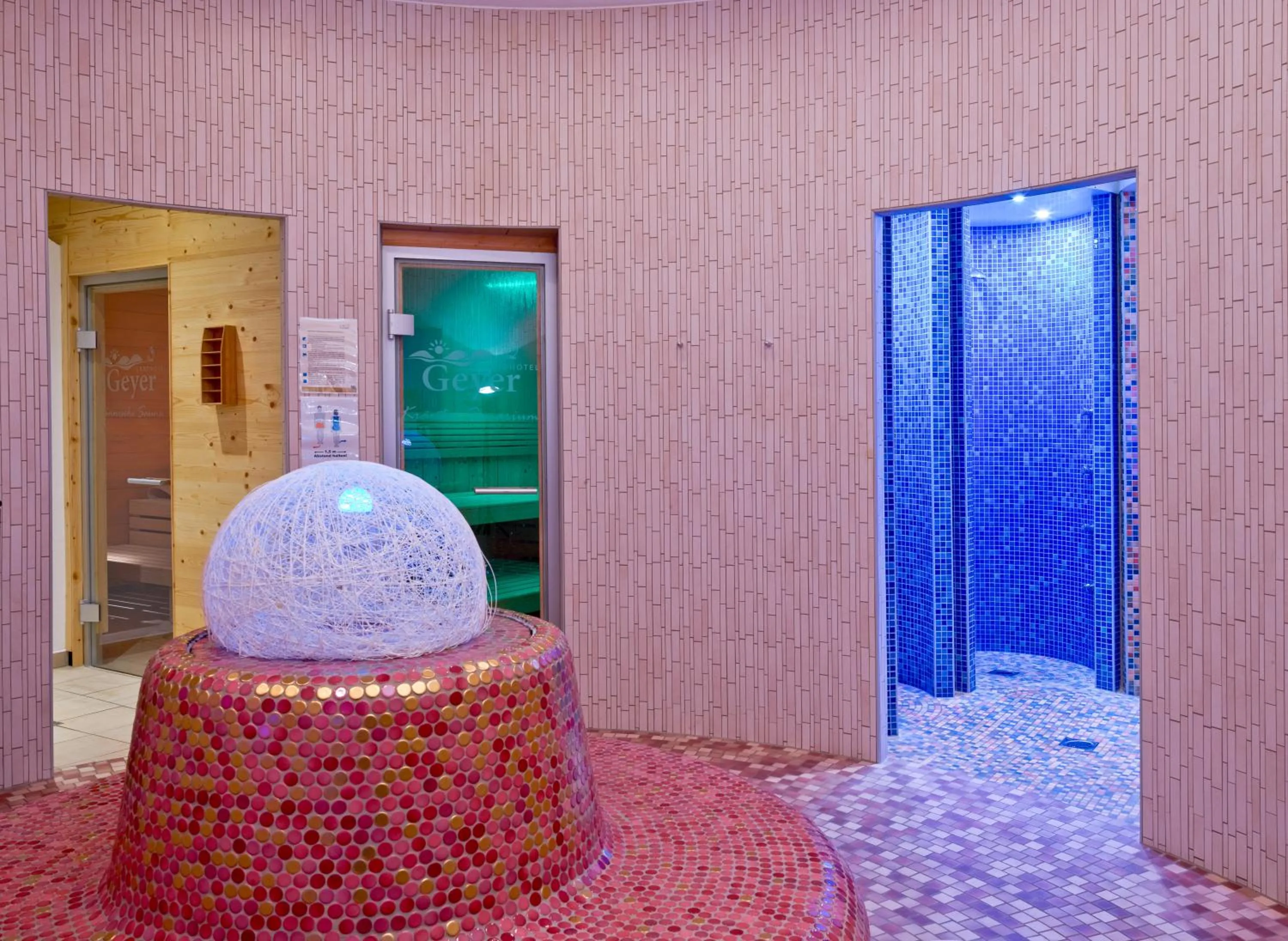 Swimming pool in Landhotel Geyer