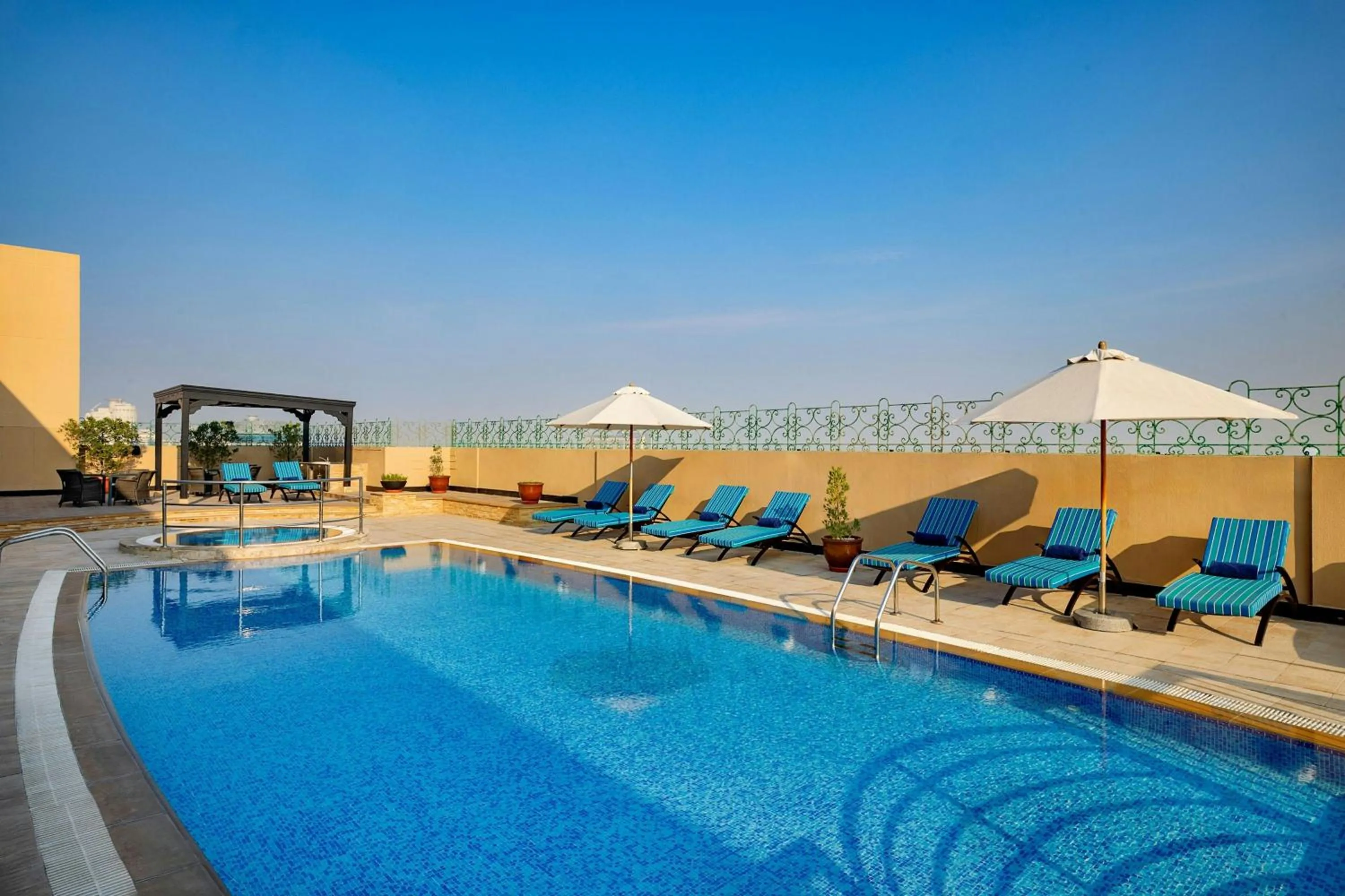 Swimming pool in Marriott Executive Apartments Dubai Creek